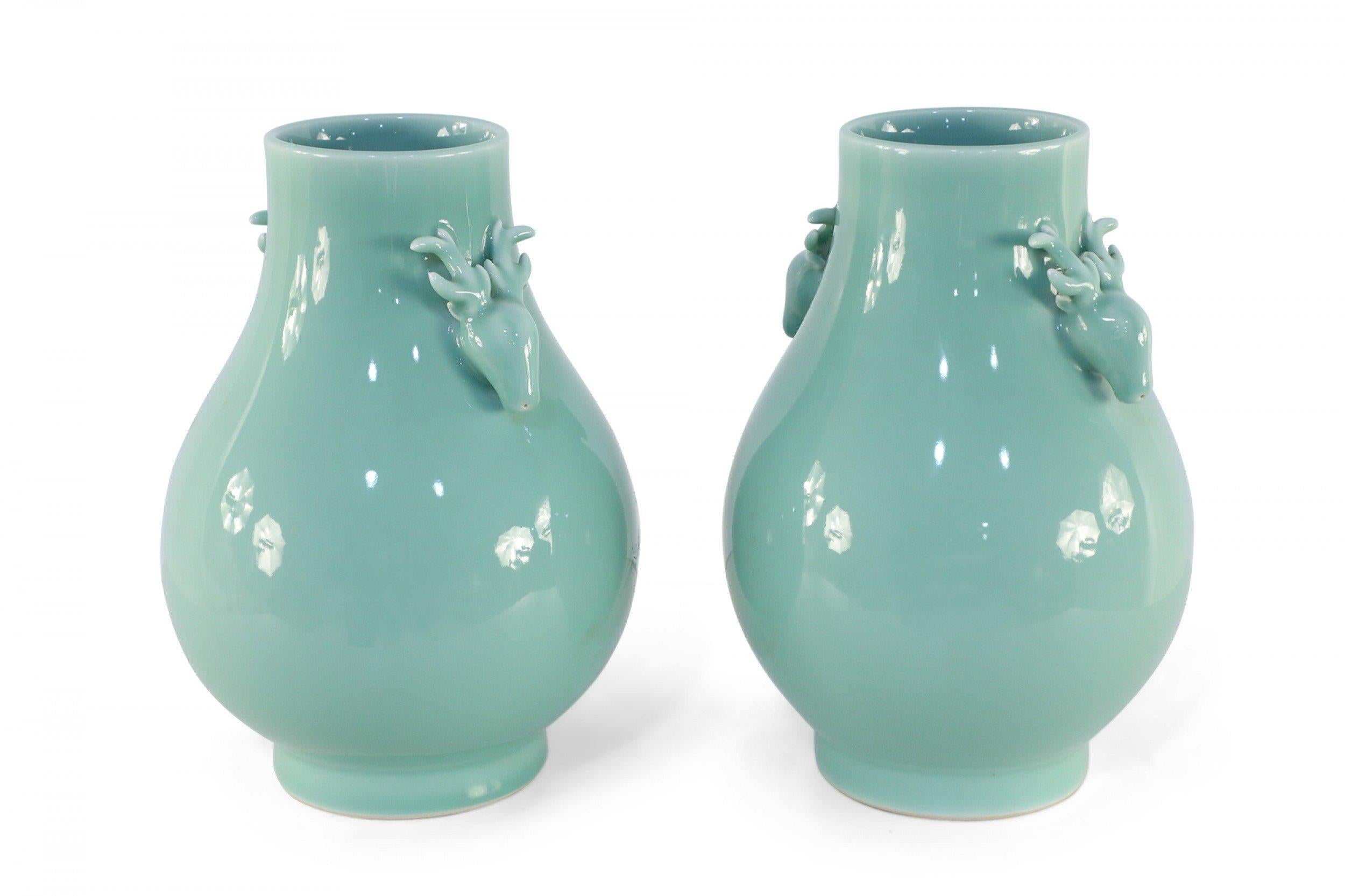 Cinese Coppia di vasi in porcellana celadon a forma di pera della dinastia Qing cinese in vendita