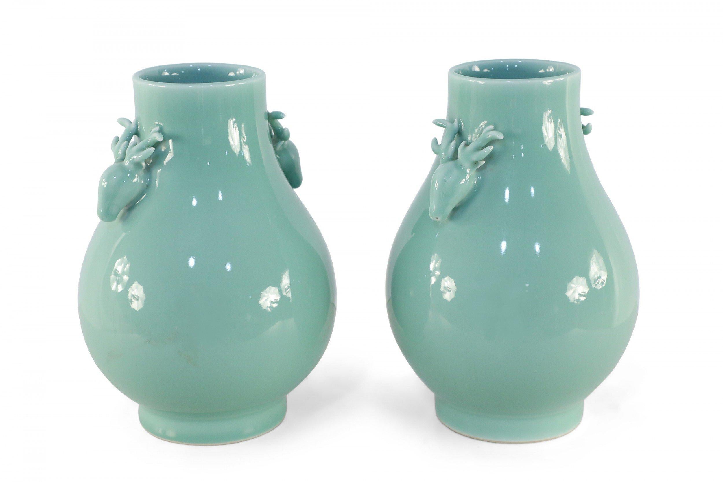 Fatto a mano Coppia di vasi in porcellana celadon a forma di pera della dinastia Qing cinese in vendita