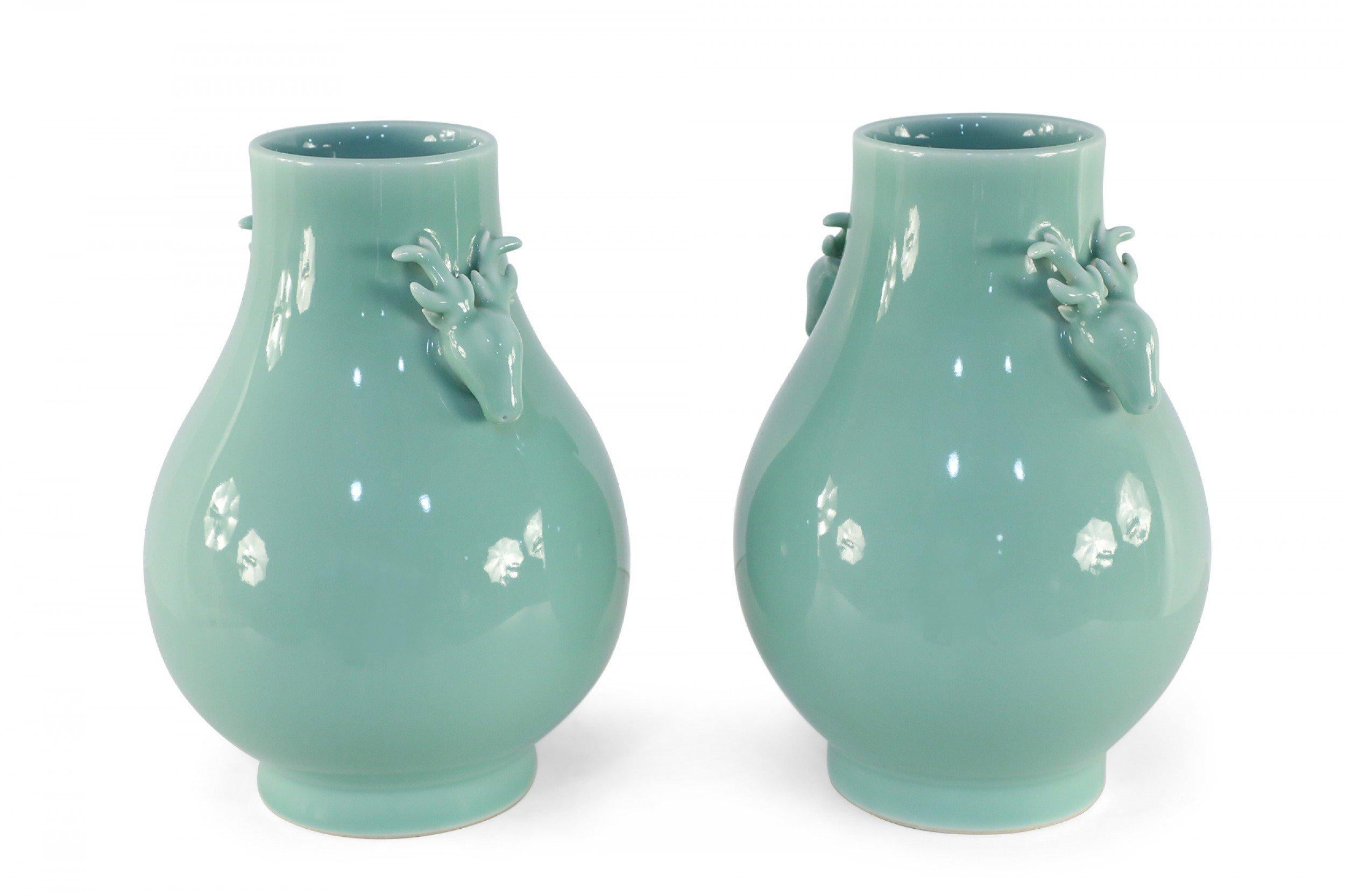 Coppia di vasi in porcellana celadon a forma di pera della dinastia Qing cinese In condizioni buone in vendita a Queens, NY
