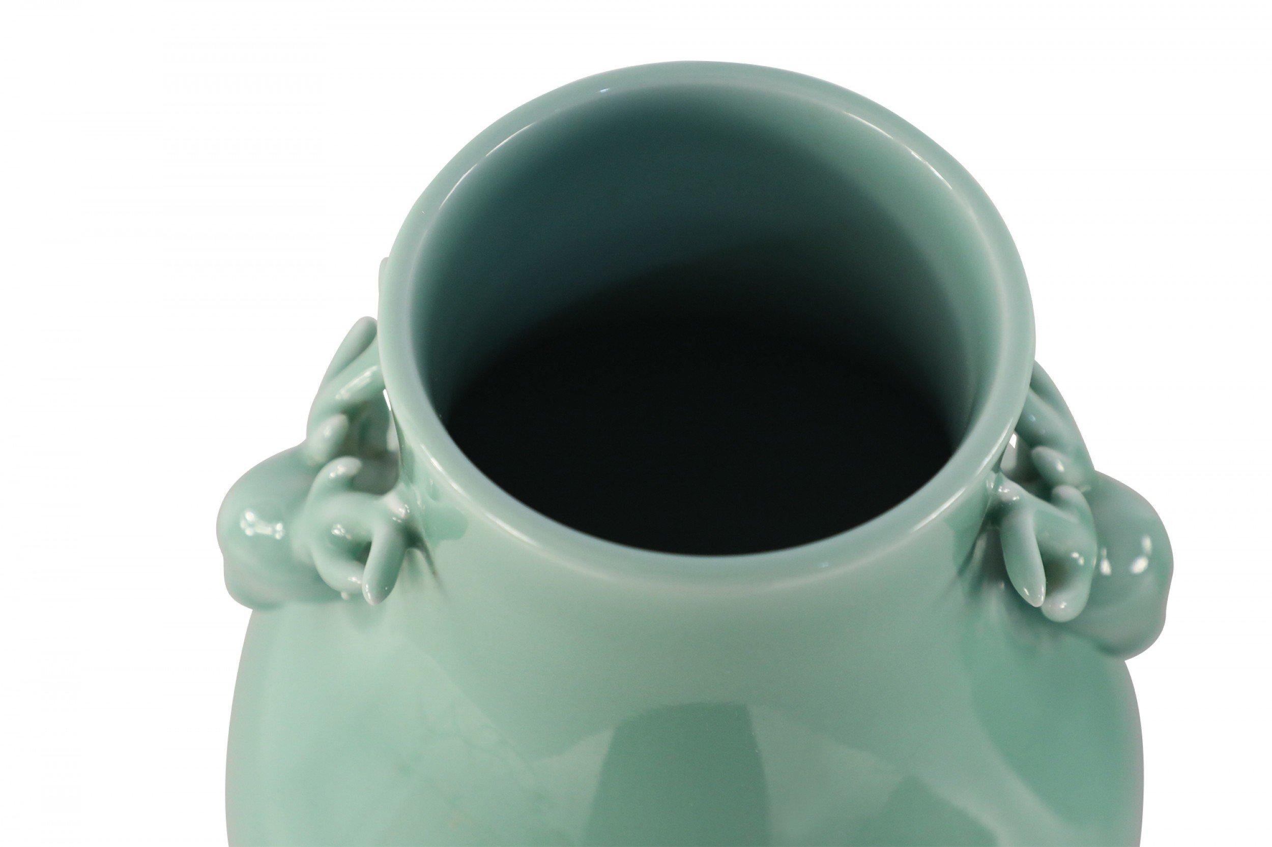 XX secolo Coppia di vasi in porcellana celadon a forma di pera della dinastia Qing cinese in vendita