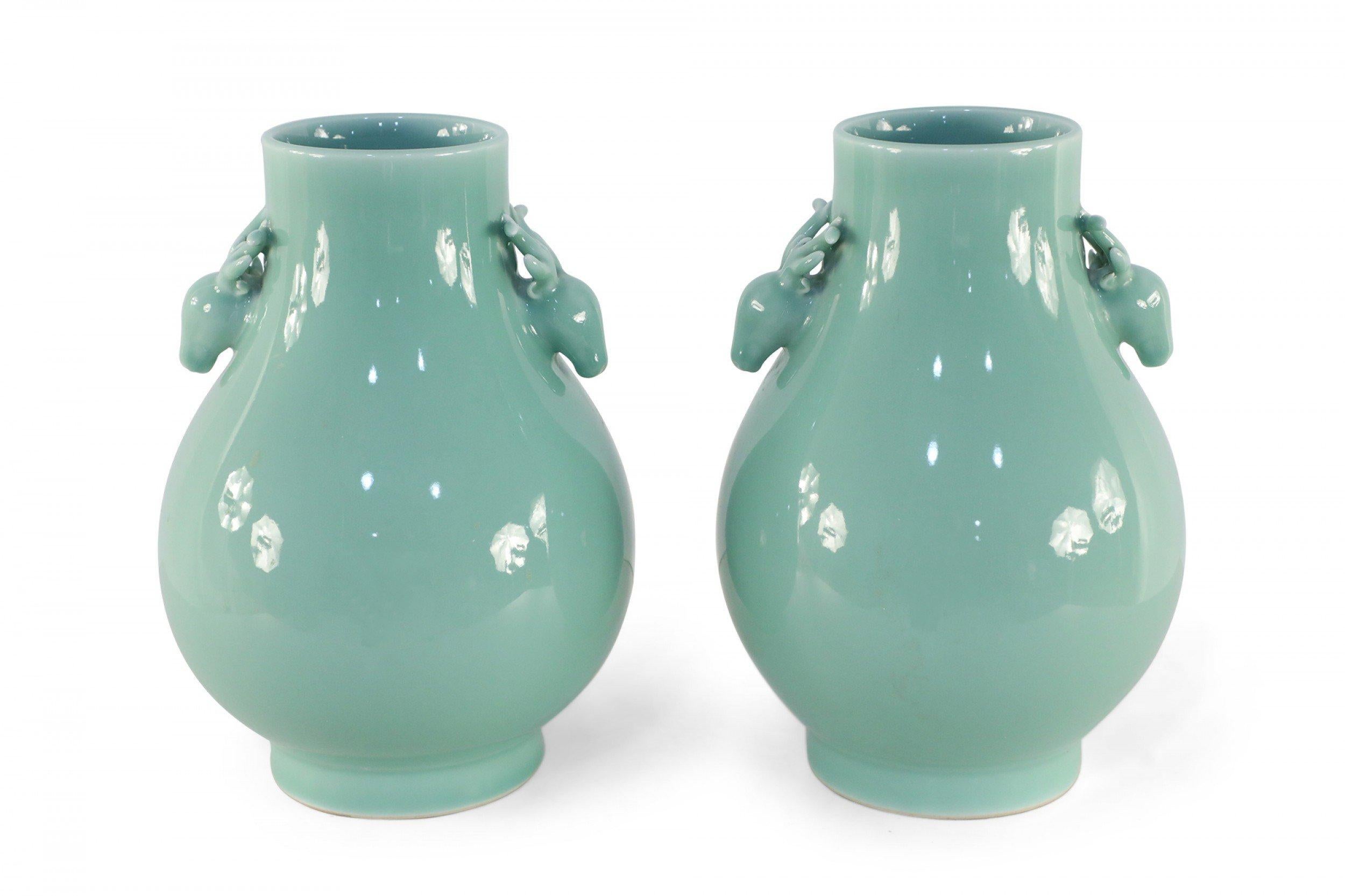 Porcellana Coppia di vasi in porcellana celadon a forma di pera della dinastia Qing cinese in vendita
