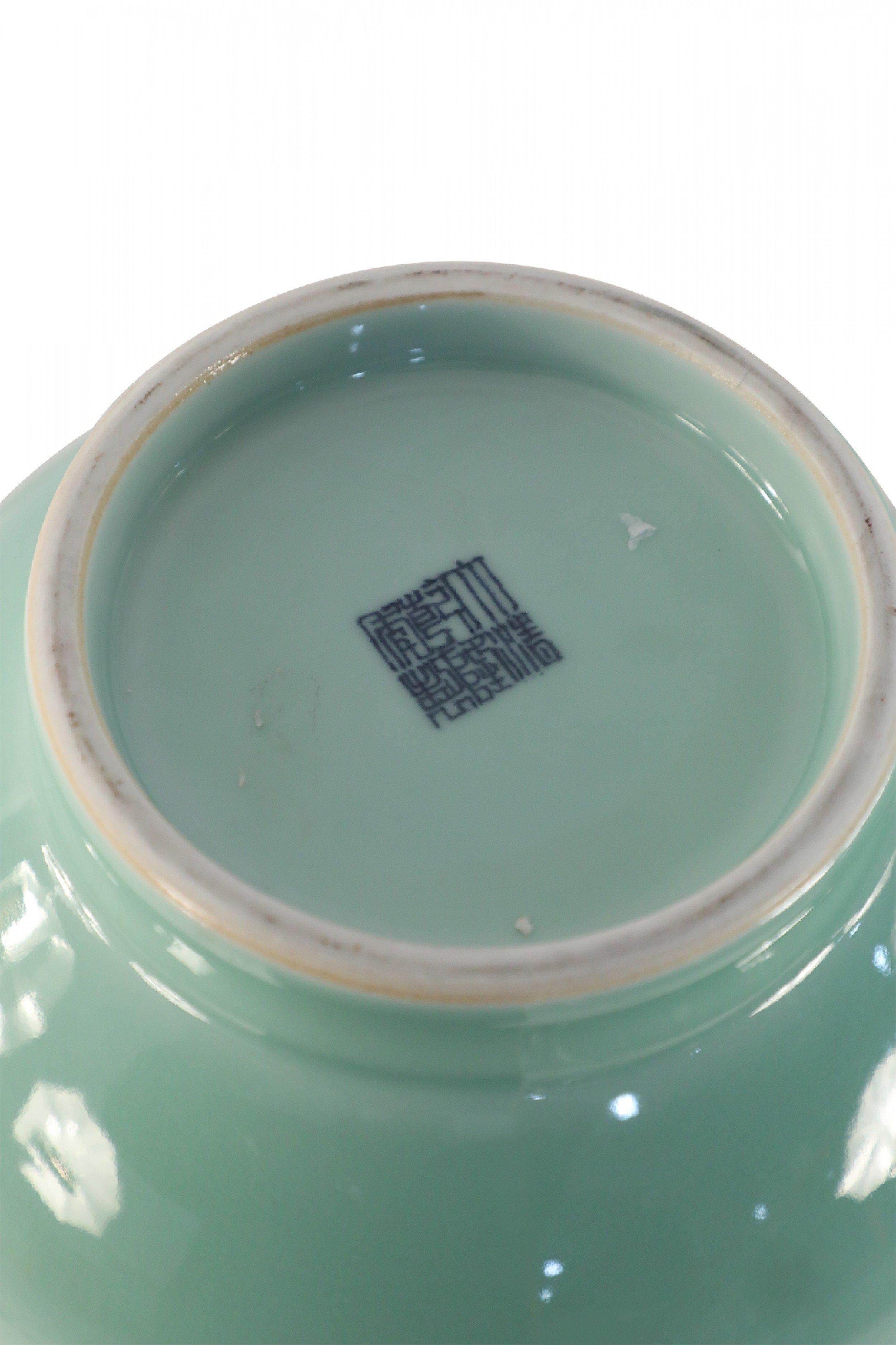 Coppia di vasi in porcellana celadon a forma di pera della dinastia Qing cinese in vendita 1