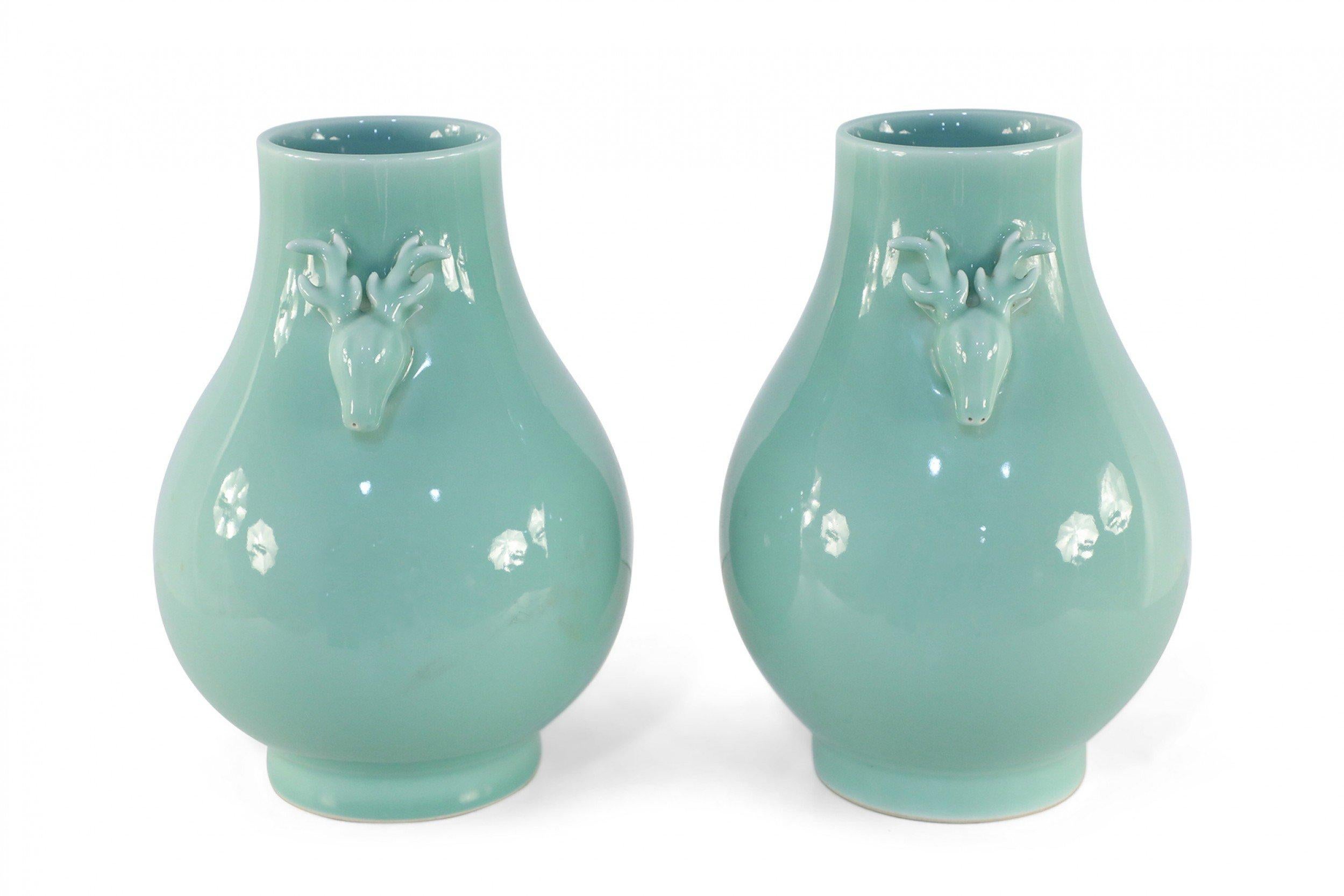 Coppia di vasi in porcellana celadon a forma di pera della dinastia Qing cinese in vendita 2