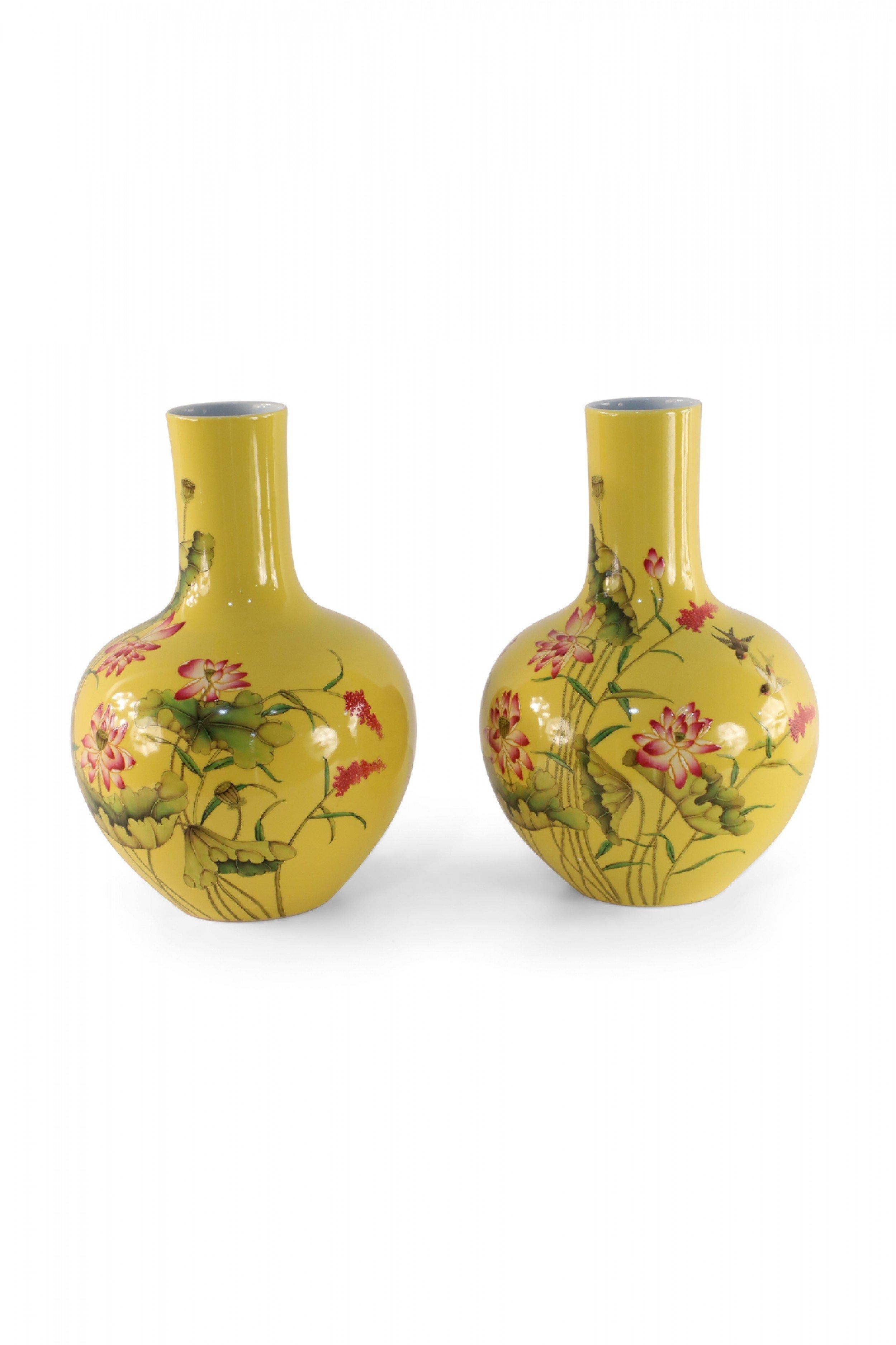 Pärchen von chinesischen Qing-Dynastie Qianlong Periode-Stil (Anfang des 20. Jahrhunderts) famille rose gelb kugelförmigen Porzellan-Vasen mit fliegenden Vögeln und grün und rosa Blumenmuster, die den Hals klettern, mit Zeichen auf den Rückseiten.