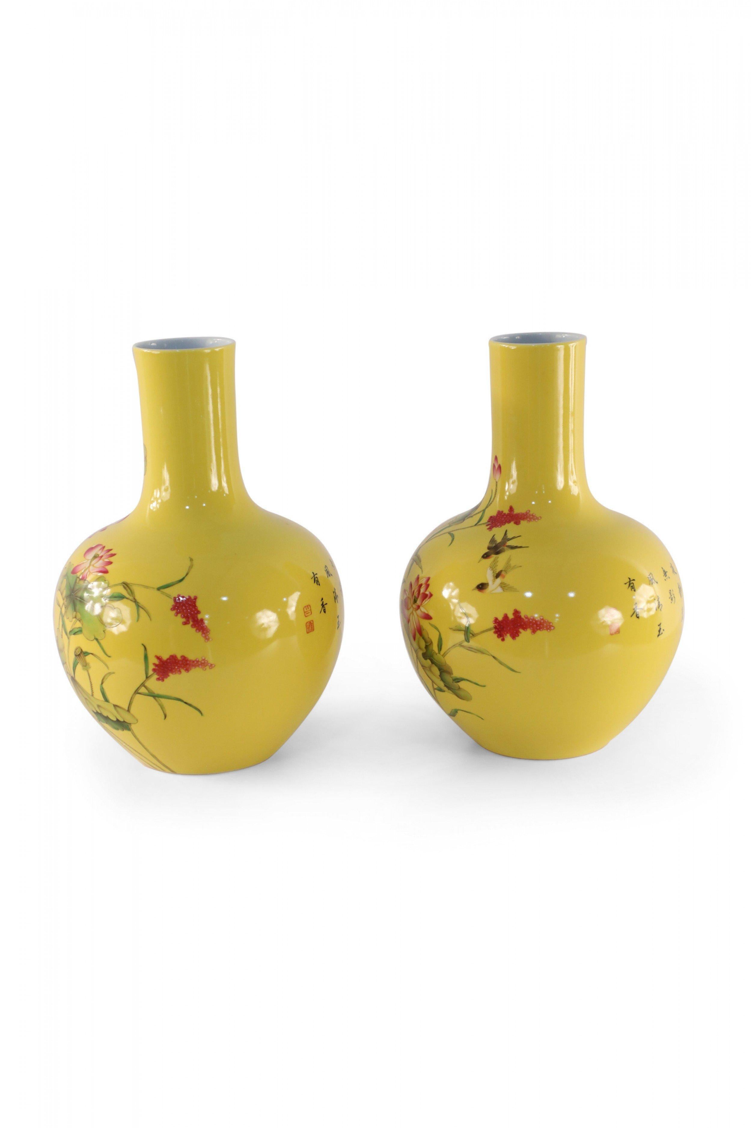Paar chinesische Vasen aus gelbem Porzellan im Stil der Qing Dynasty Famille Rose (Chinesisch) im Angebot