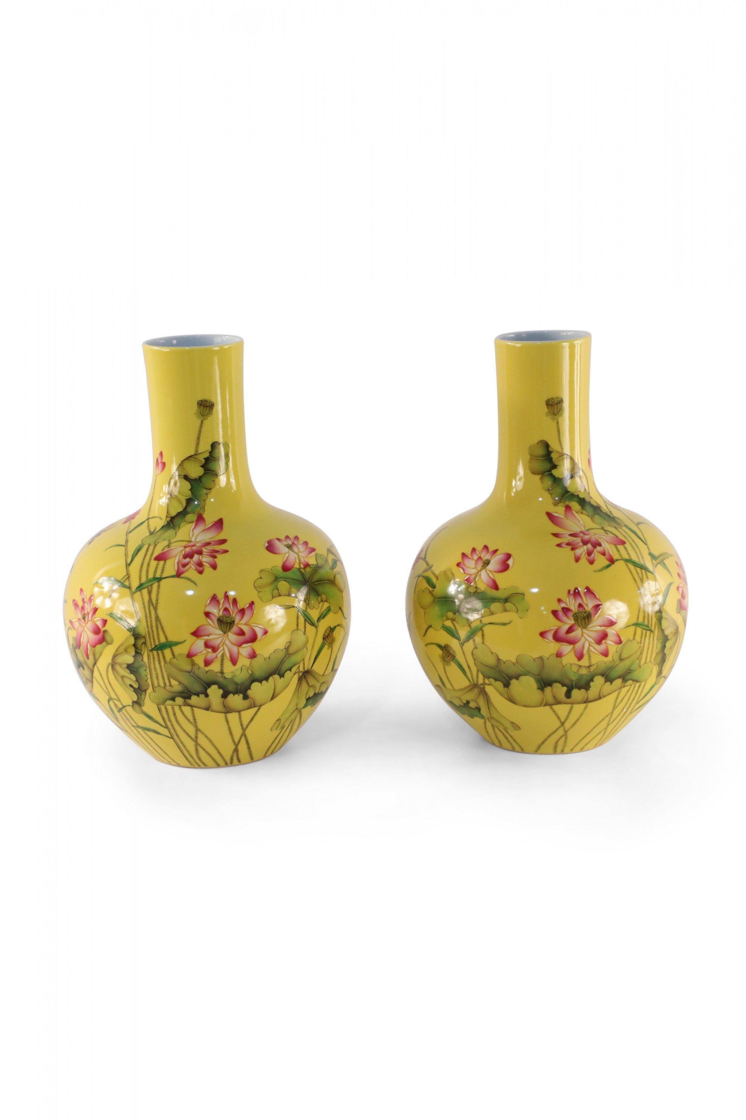 Paar chinesische Vasen aus gelbem Porzellan im Stil der Qing Dynasty Famille Rose (Handgefertigt) im Angebot