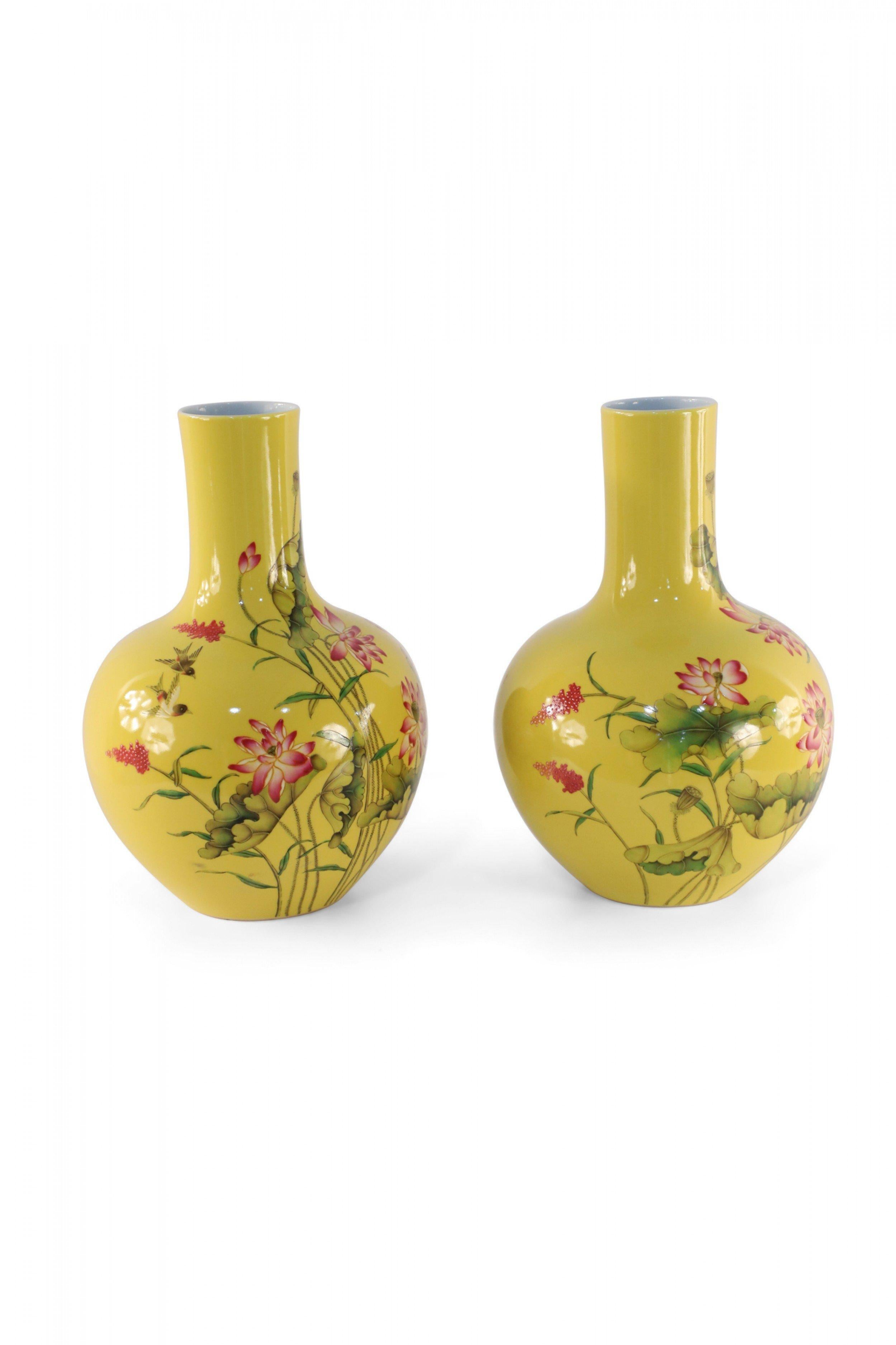 Paar chinesische Vasen aus gelbem Porzellan im Stil der Qing Dynasty Famille Rose (20. Jahrhundert) im Angebot