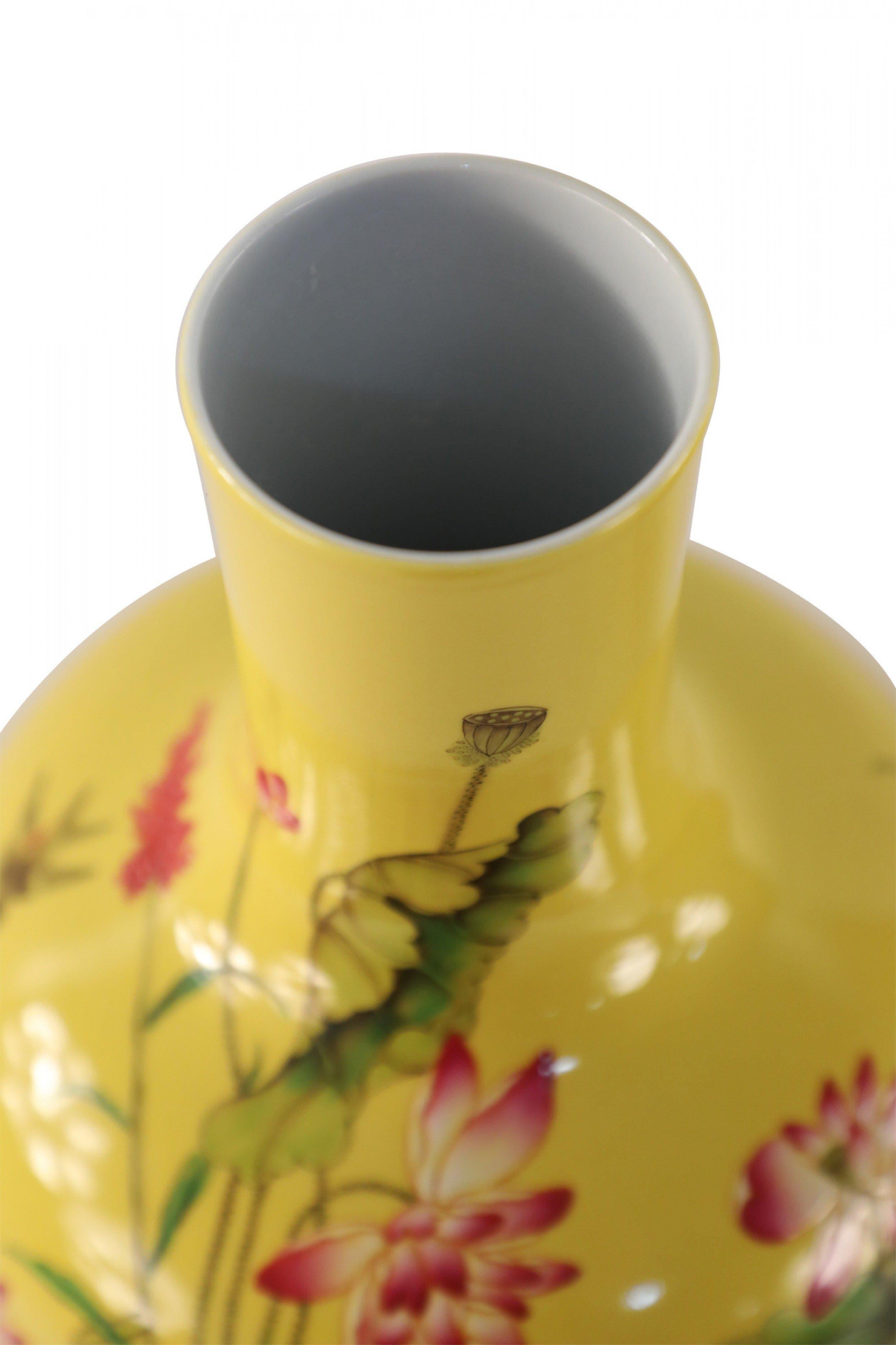 Paar chinesische Vasen aus gelbem Porzellan im Stil der Qing Dynasty Famille Rose im Angebot 1