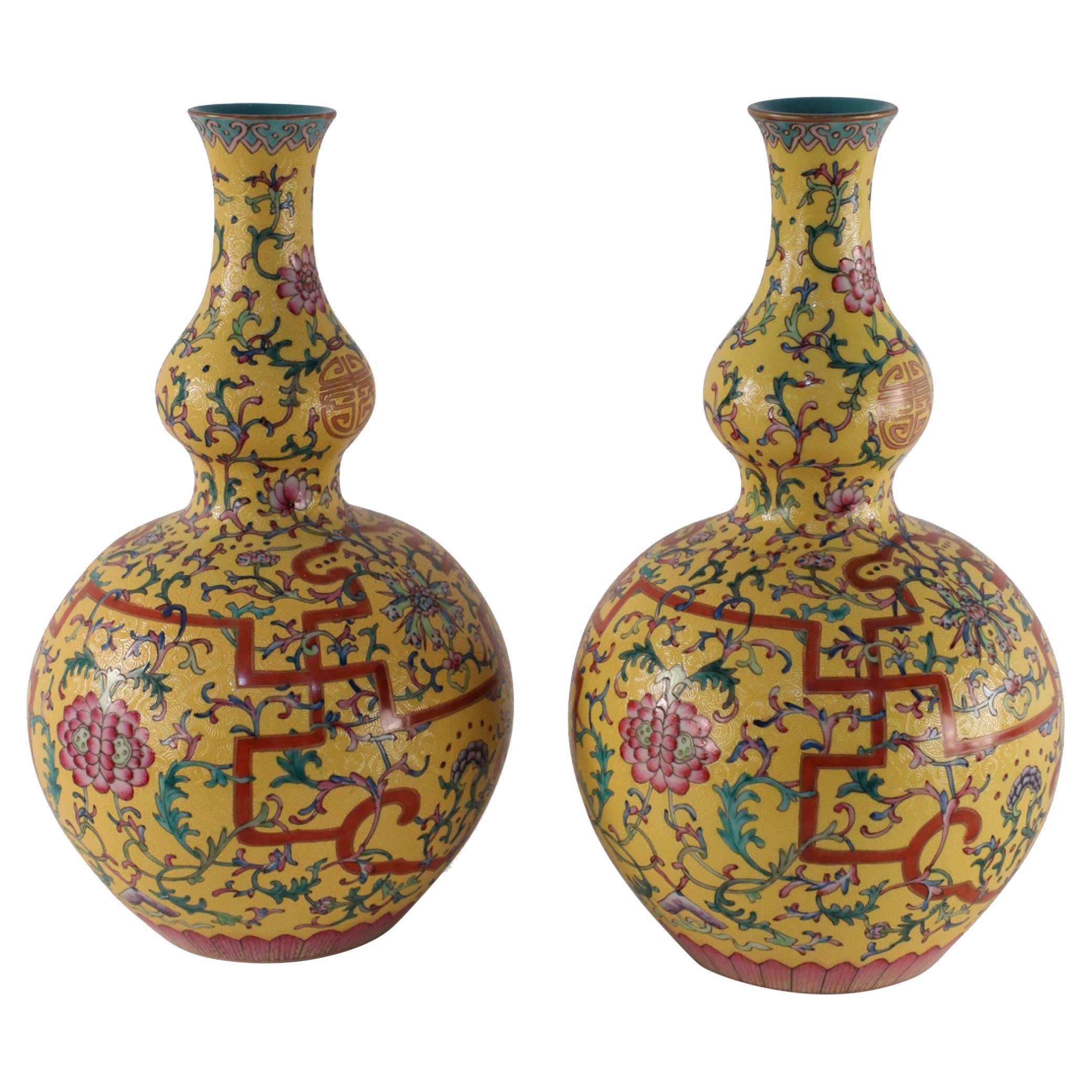 Paire de vases en porcelaine à double gourde de style chinois de la dynastie Qing, au design floral