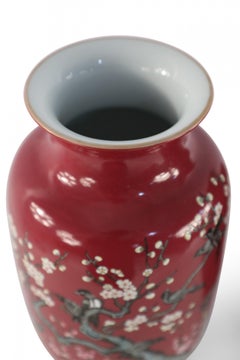 Coppia di vasi cinesi in porcellana rossa in stile Qianlong della dinastia Qing