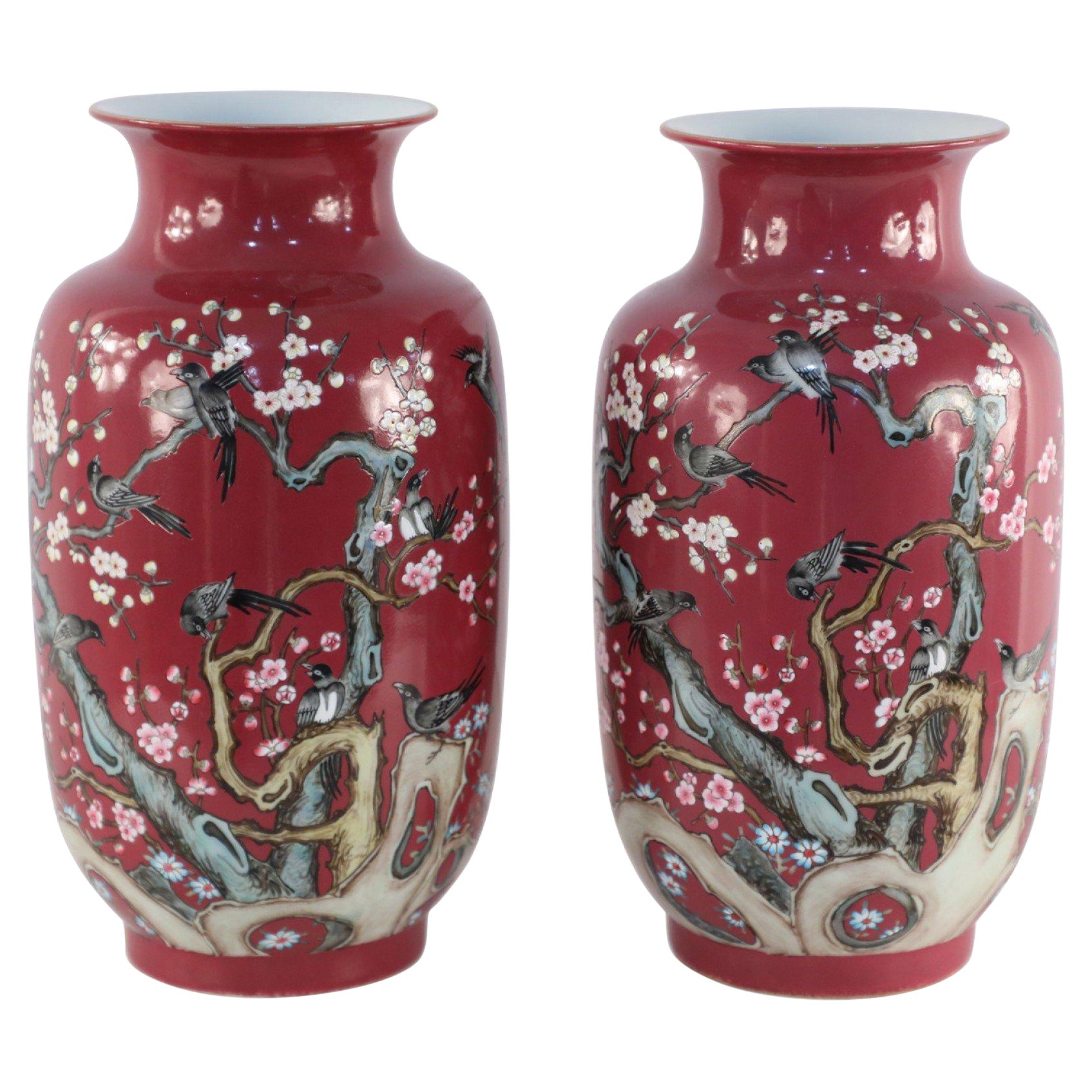 Paar chinesische Vasen im Stil der Qing Dynasty mit floralen Elster-Motiven und Porzellanhülsen