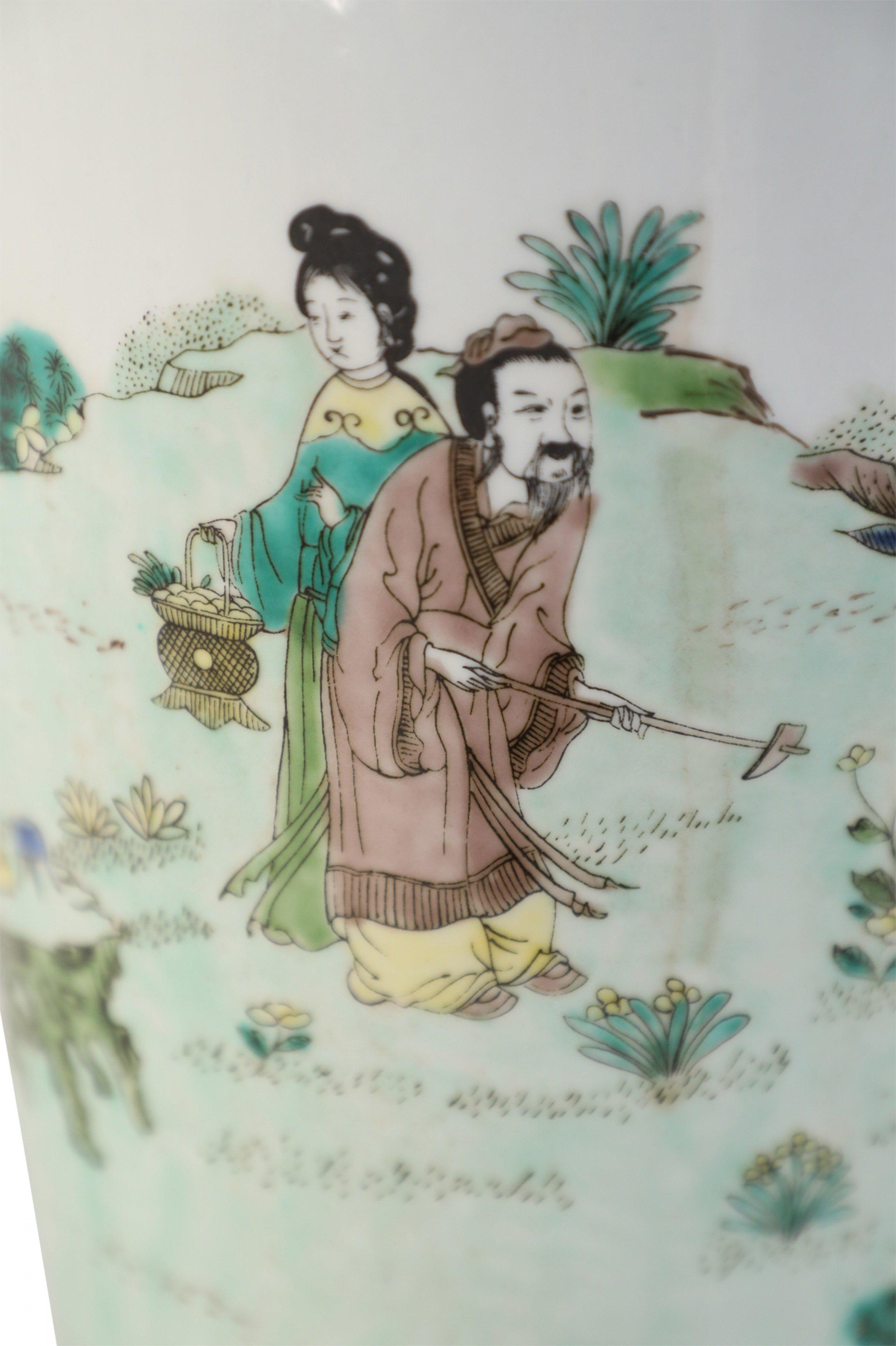 COPPIA di vasi a manica in stile periodo Kangxi della dinastia Qing cinese (inizio del XX secolo) raffiguranti un giardino su uno sfondo celadon, con disegni sulla parte superiore e sulla base in tonalità revival di colore dello smalto sancai di