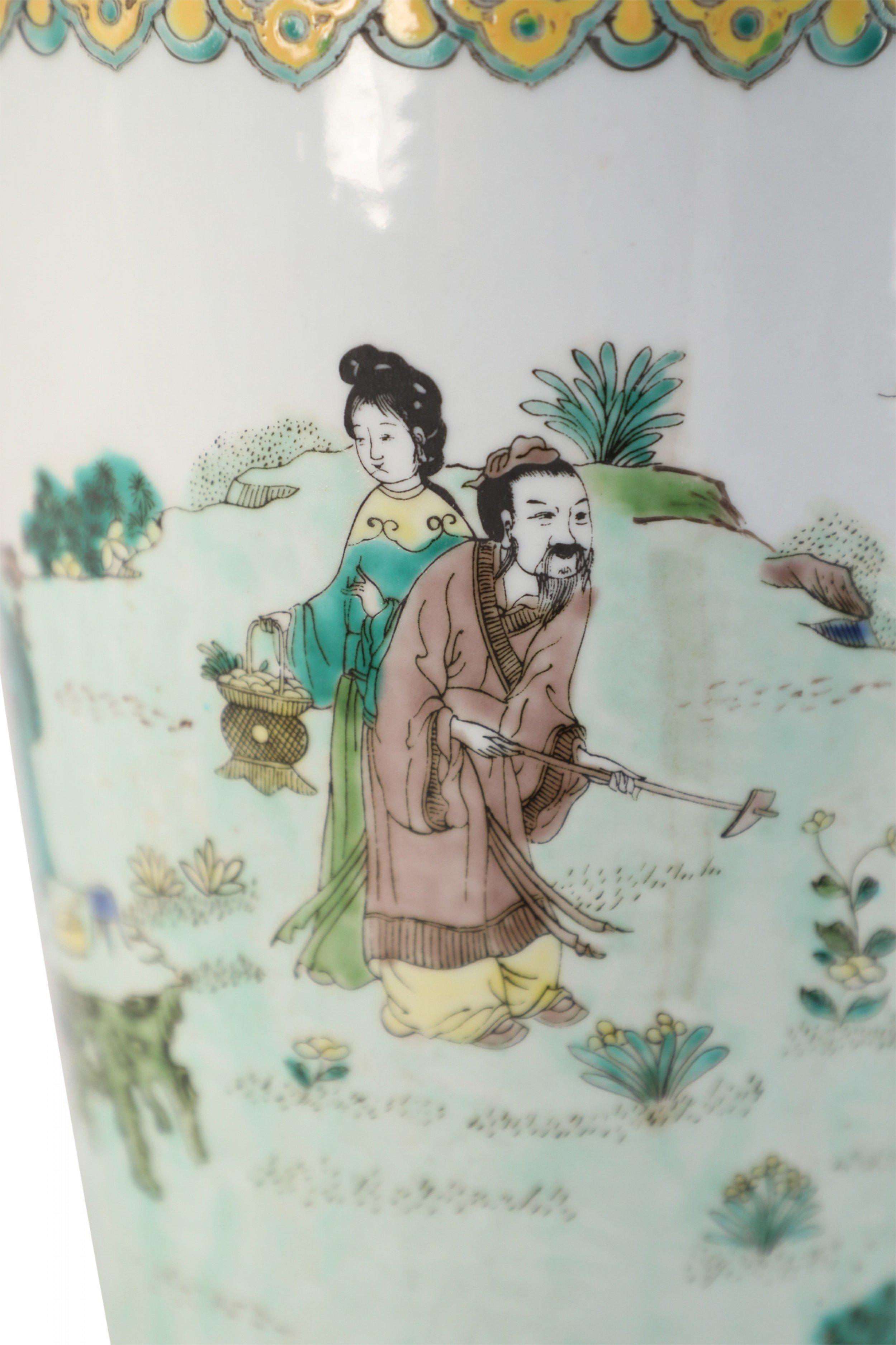 Coppia di vasi a manica in porcellana in stile dinastia Qing cinese con scena di giardino in vendita 2