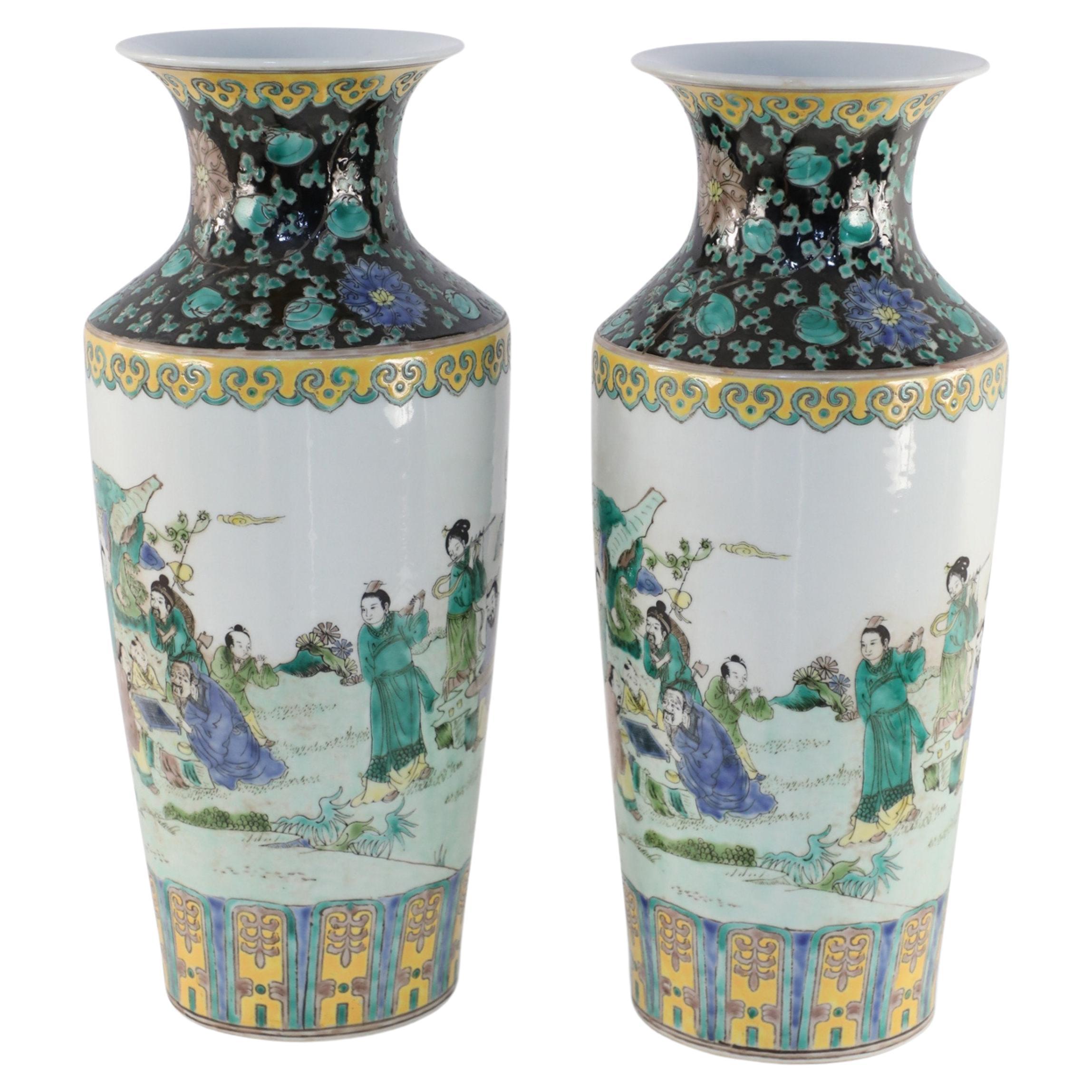 Paire de vases à manchon en porcelaine de style chinois de la Dynasty Qing avec scène de jardin