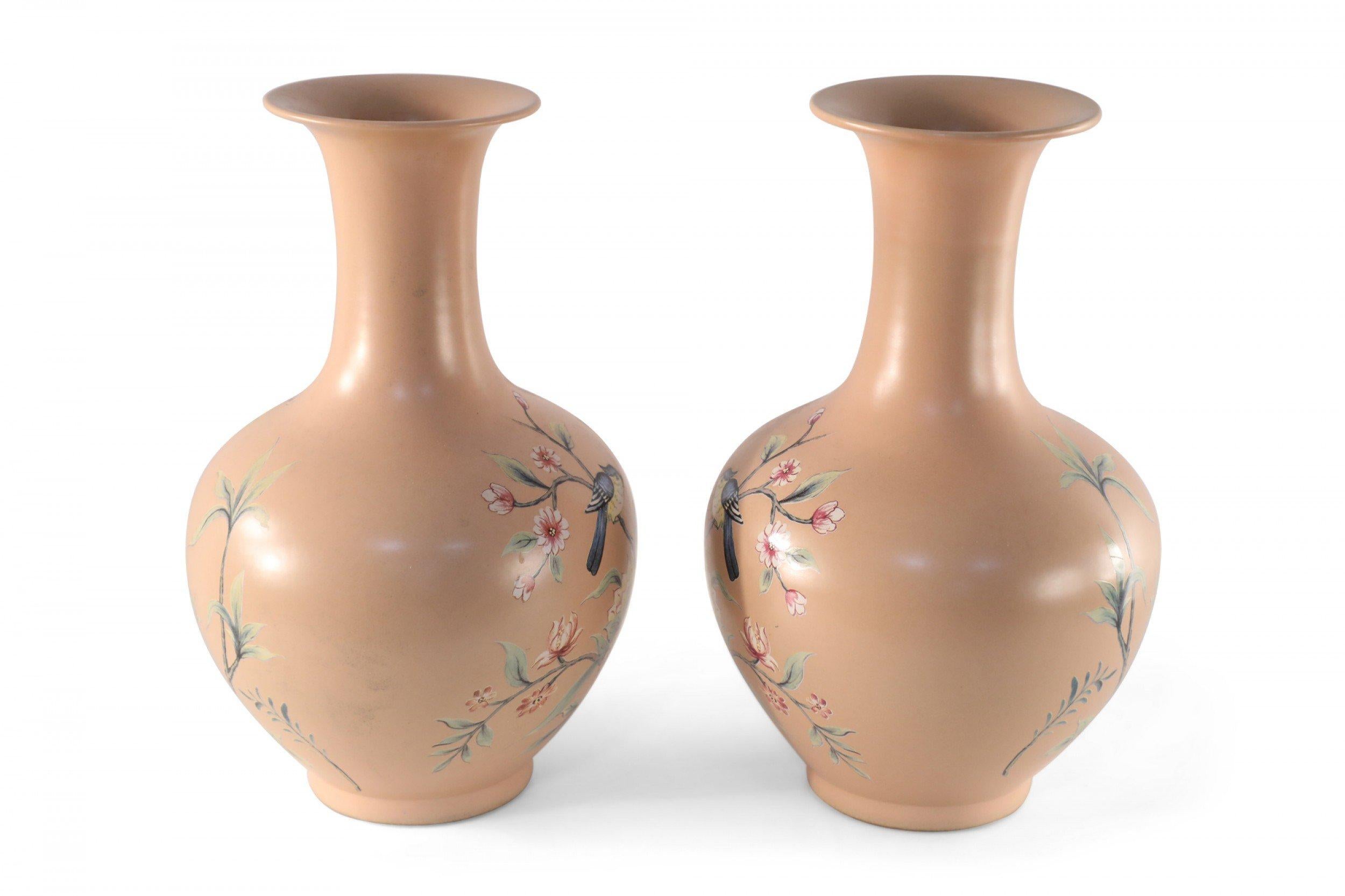 PAR de jarrones chinos de porcelana color melocotón del Periodo Yongzheng de la Dinastía Qing (principios del siglo XX) de formas globulares pintados con pájaros azules y amarillos posados sobre ramas de árboles en flor (marca en el fondo)