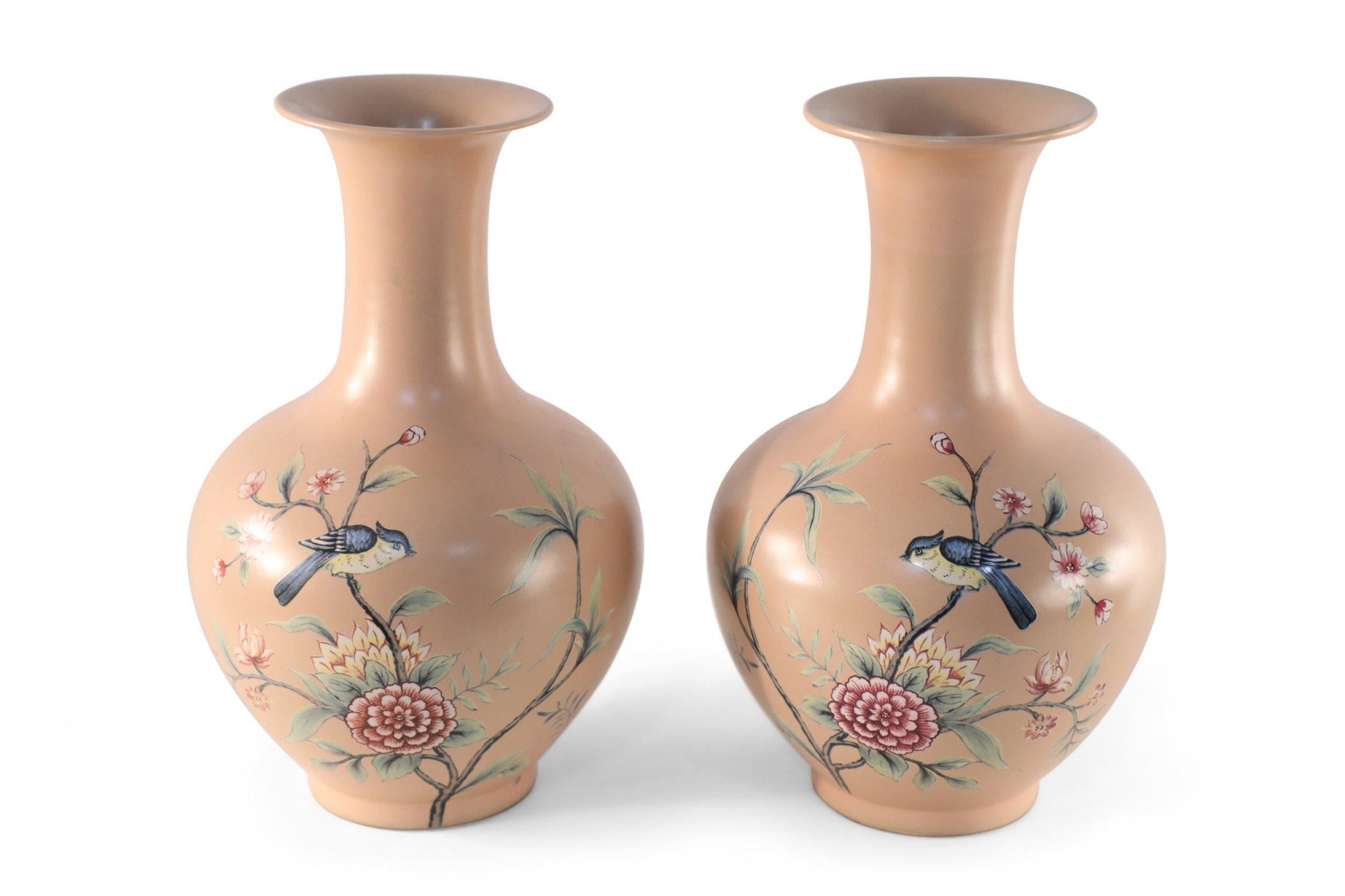 Pareja de jarrones de porcelana china estilo dinastía Qing con flores y melocotón Pintado a mano en venta