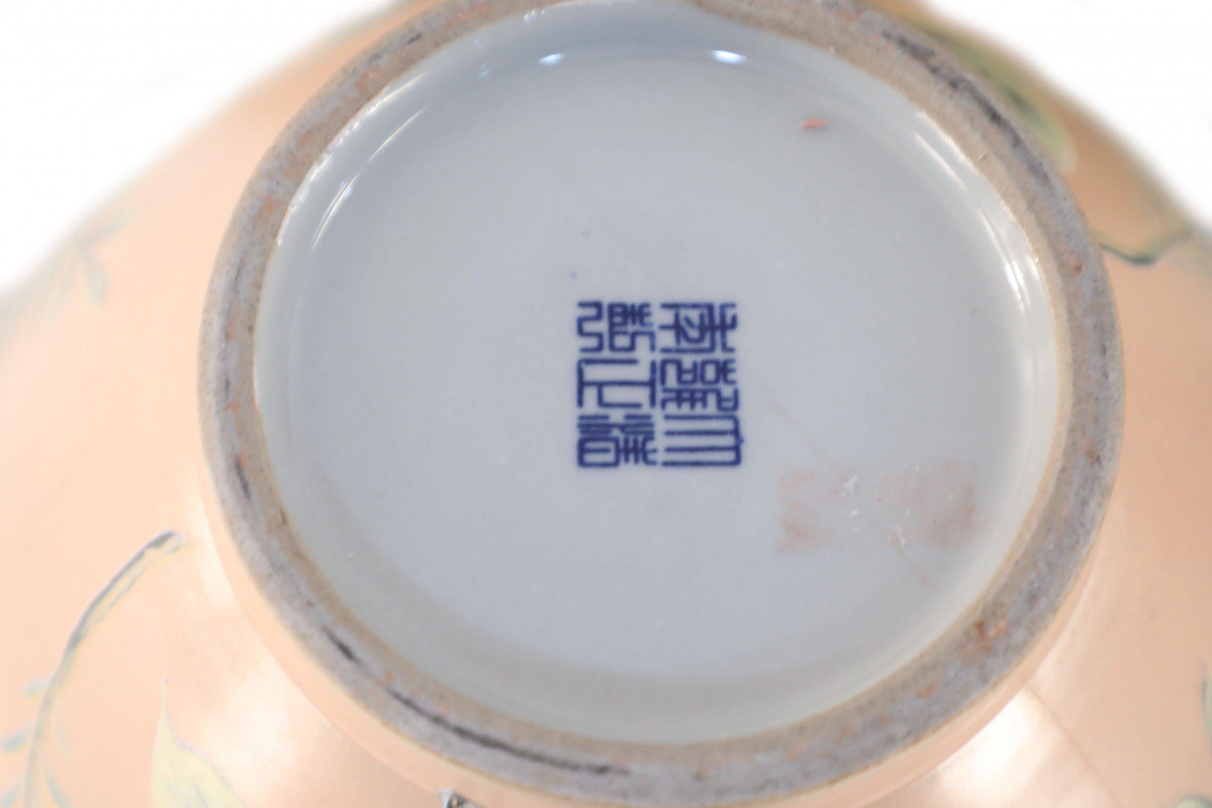 Pareja de jarrones de porcelana china estilo dinastía Qing con flores y melocotón en Bueno estado para la venta en Queens, NY