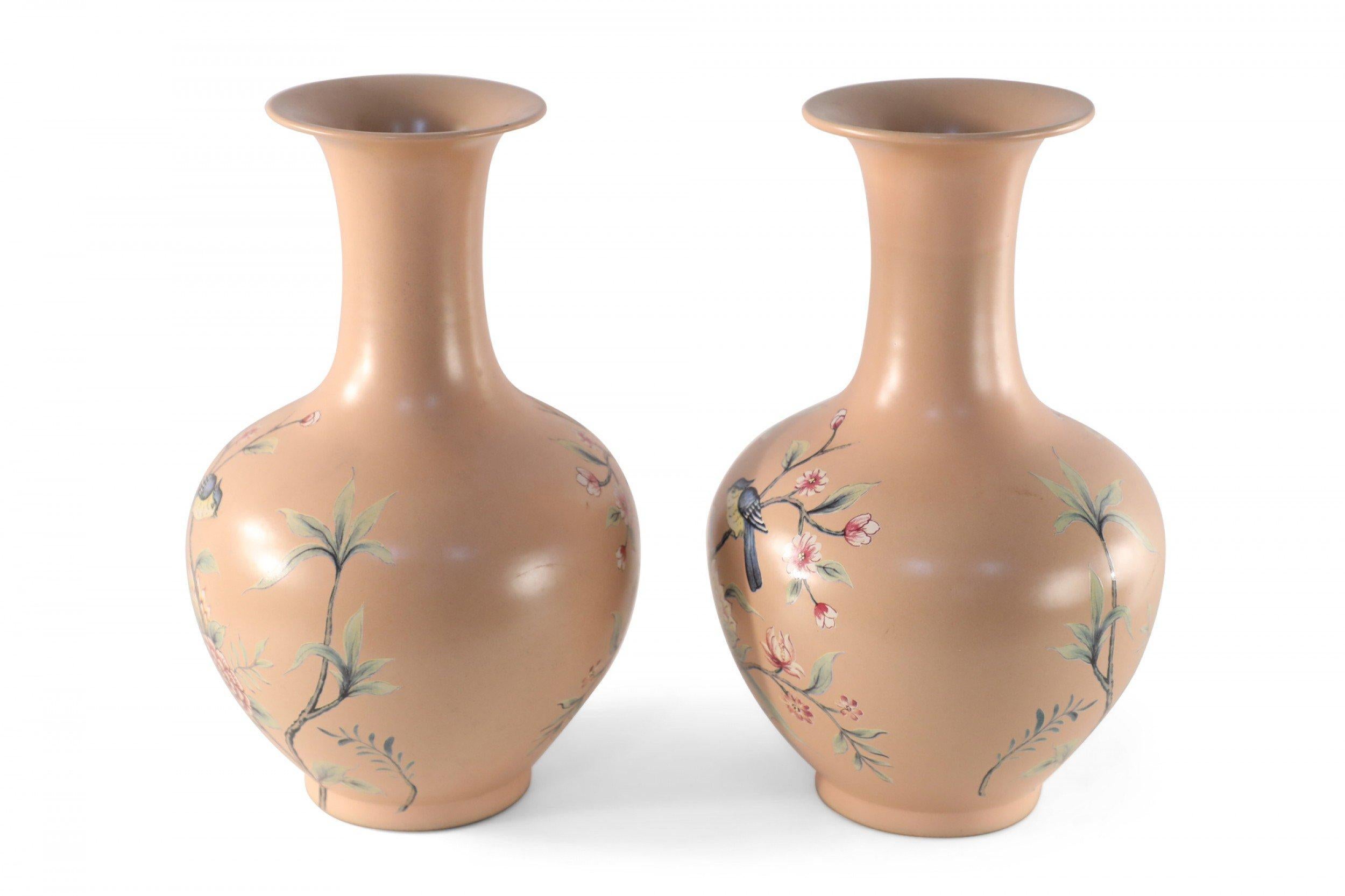 Pareja de jarrones de porcelana china estilo dinastía Qing con flores y melocotón siglo XX en venta