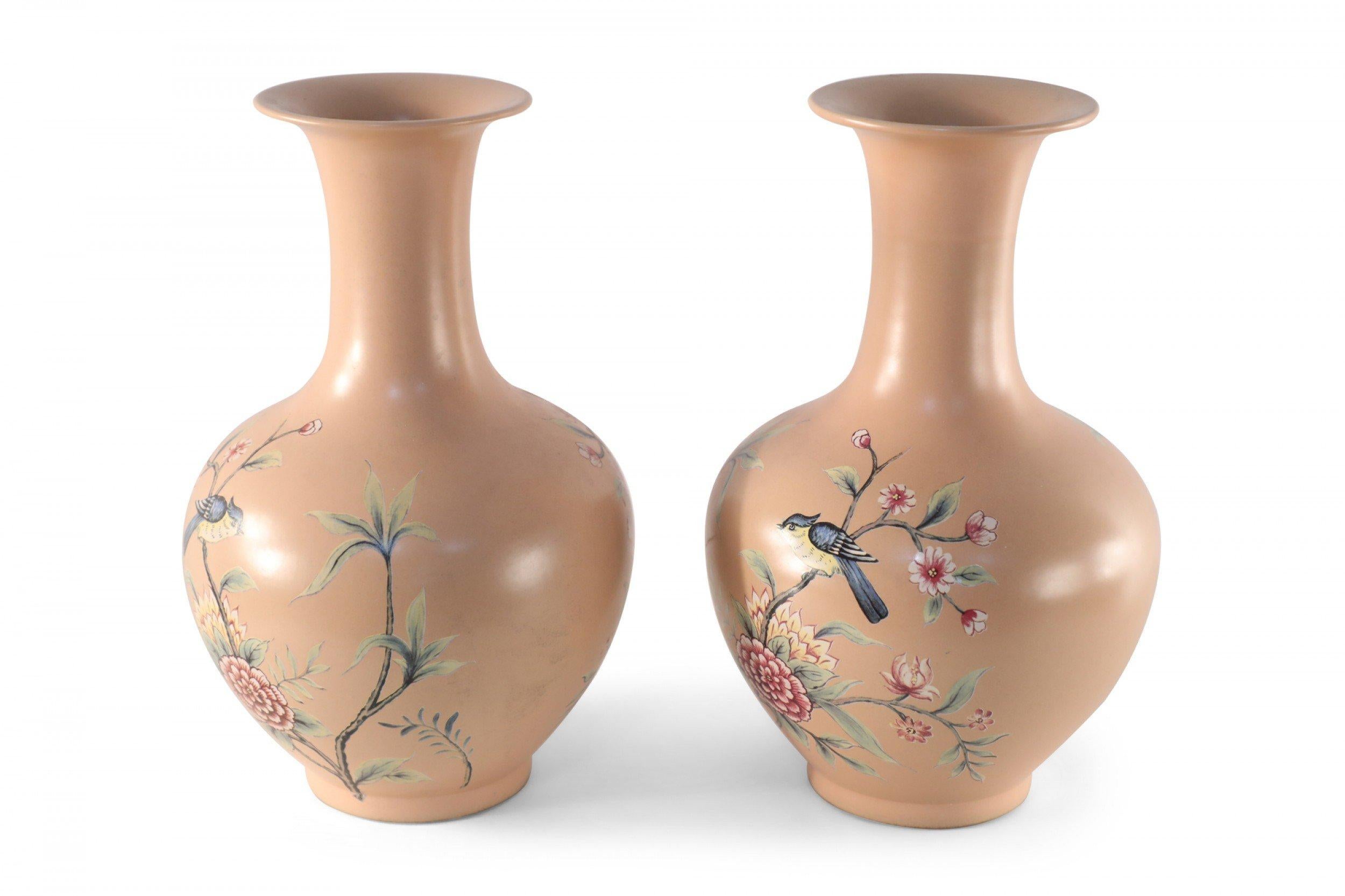 Pareja de jarrones de porcelana china estilo dinastía Qing con flores y melocotón Porcelana en venta