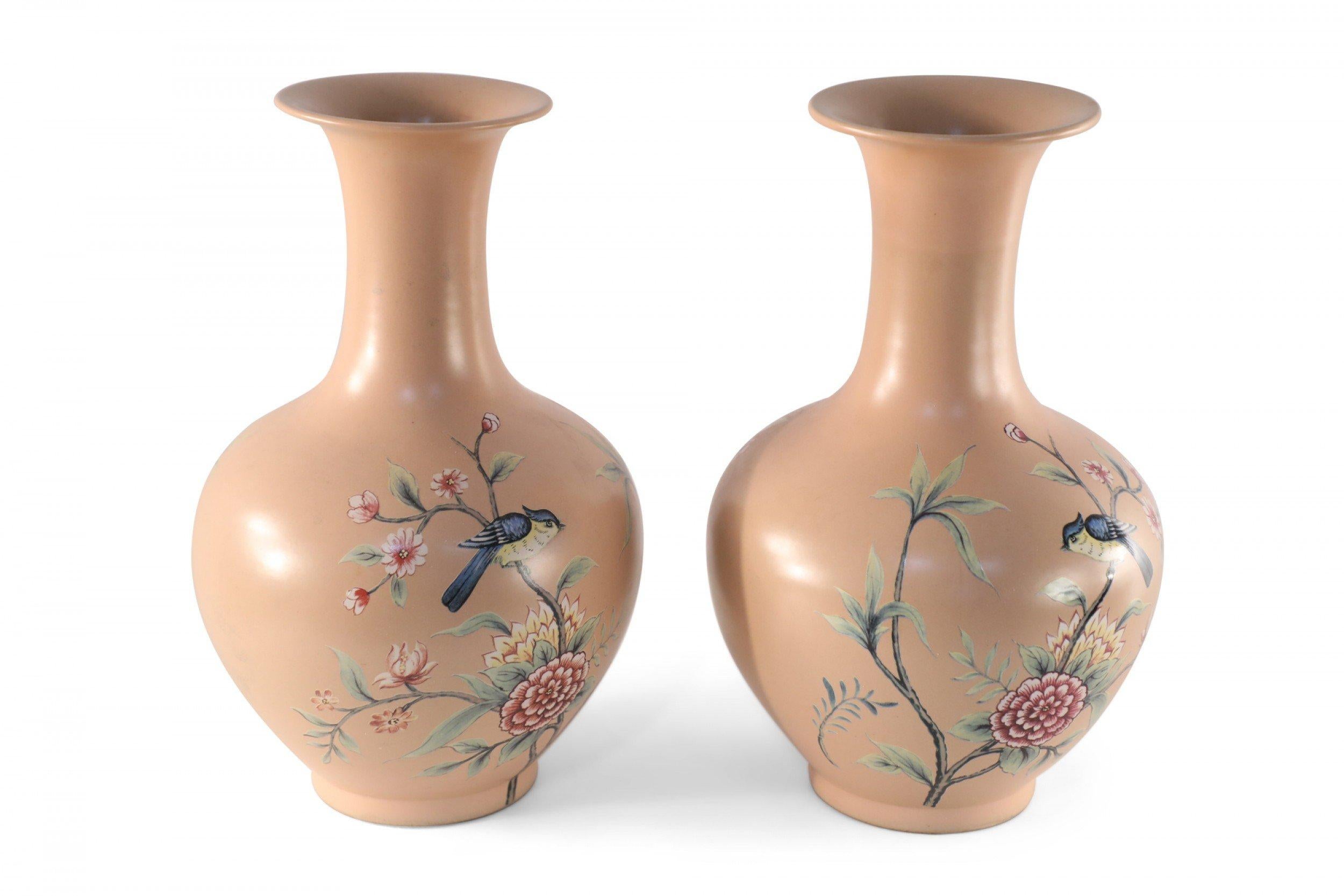 Pareja de jarrones de porcelana china estilo dinastía Qing con flores y melocotón en venta 2