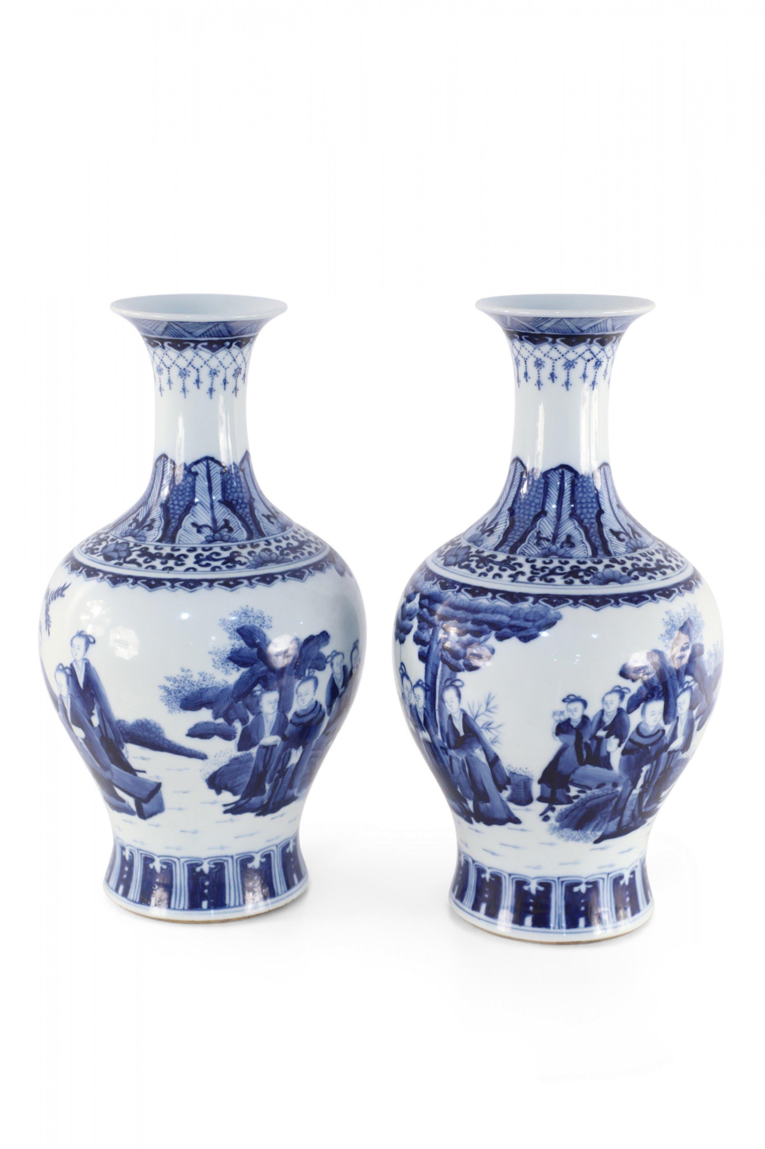 Paire de vases en porcelaine de Chine de style Dynastie Whiting, avec scène figurative en blanc et bleu en vente 2