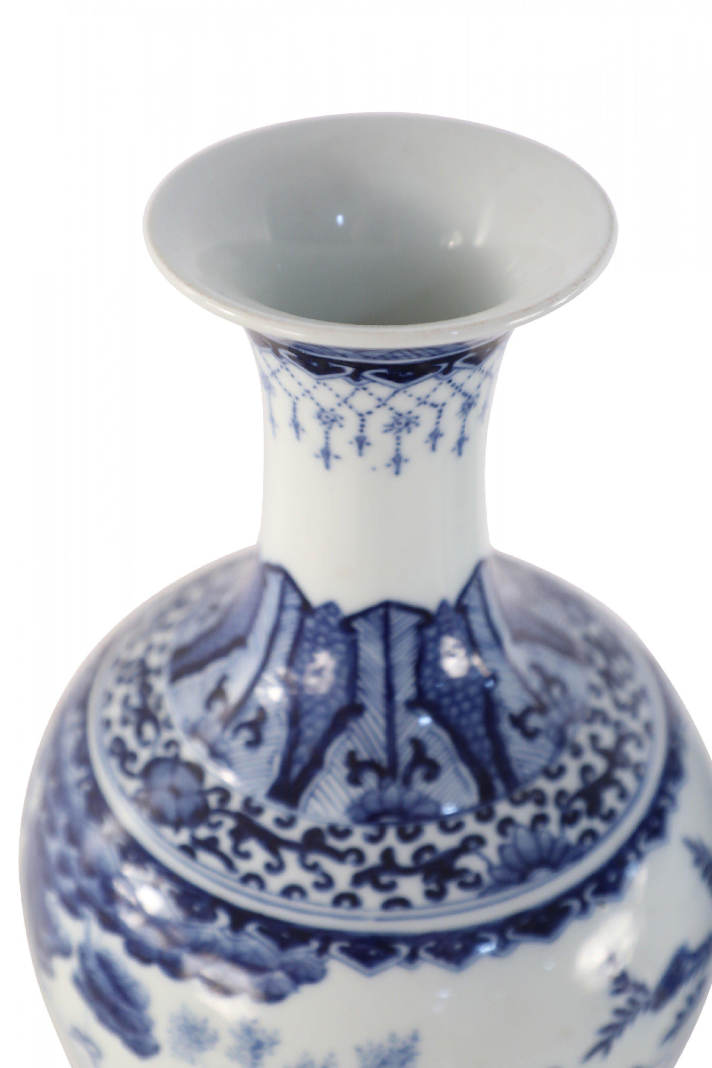 Qing Paire de vases en porcelaine de Chine de style Dynastie Whiting, avec scène figurative en blanc et bleu en vente