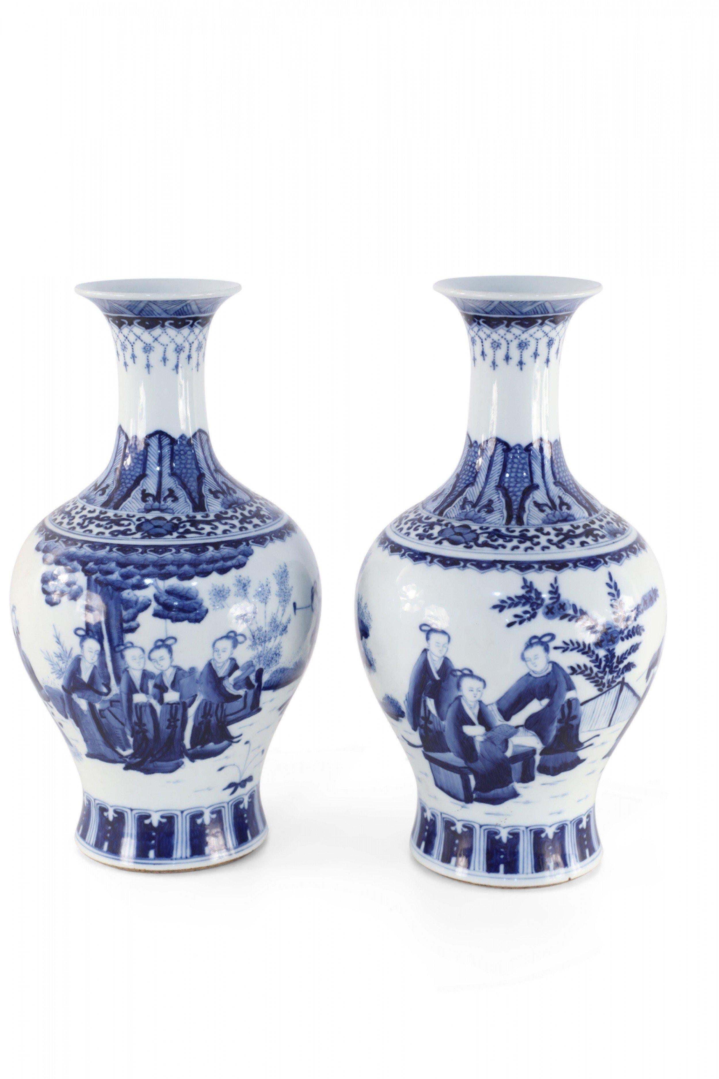Chinois Paire de vases en porcelaine de Chine de style Dynastie Whiting, avec scène figurative en blanc et bleu en vente