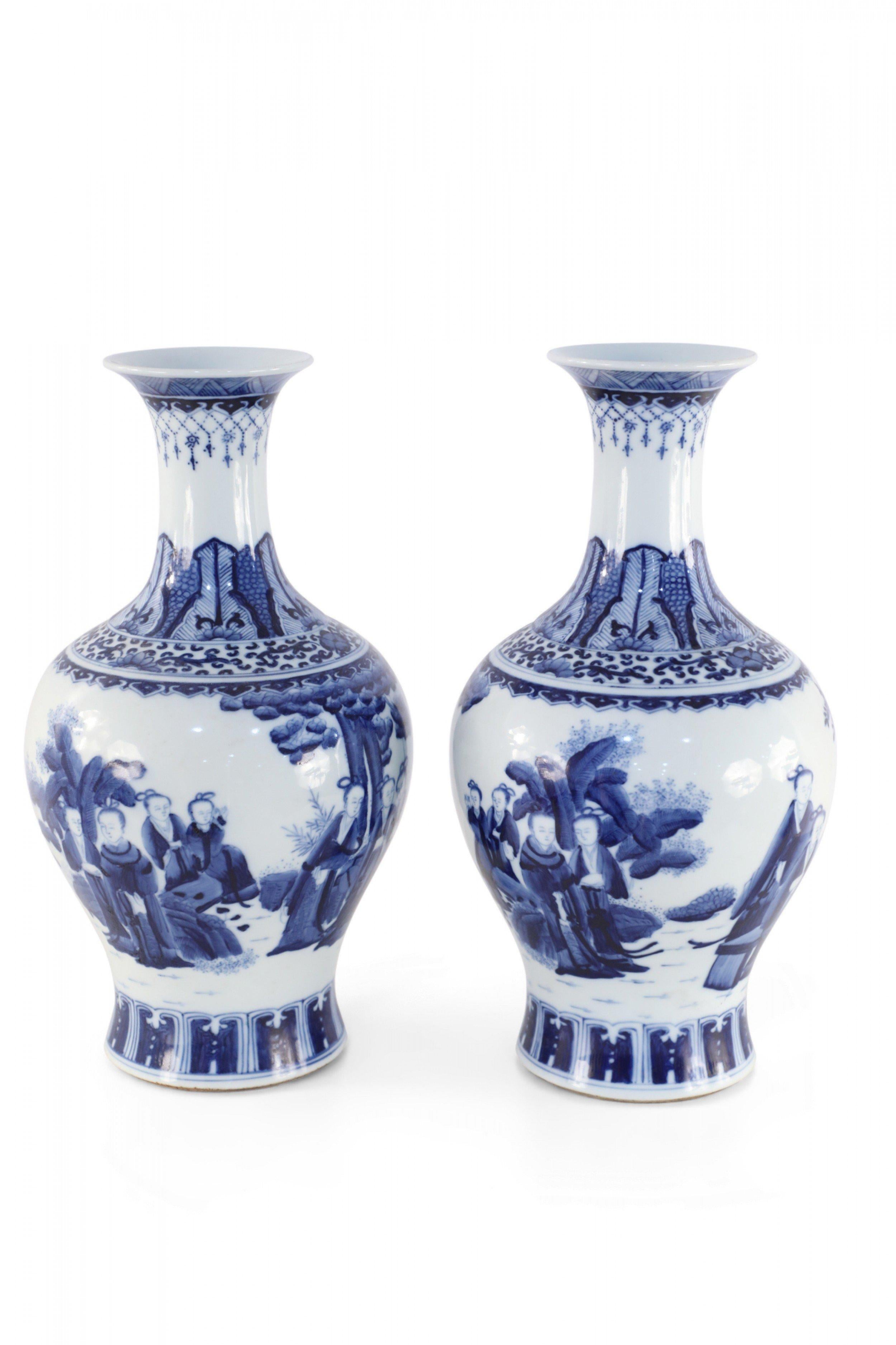 Paire de vases en porcelaine de Chine de style Dynastie Whiting, avec scène figurative en blanc et bleu Bon état - En vente à Queens, NY