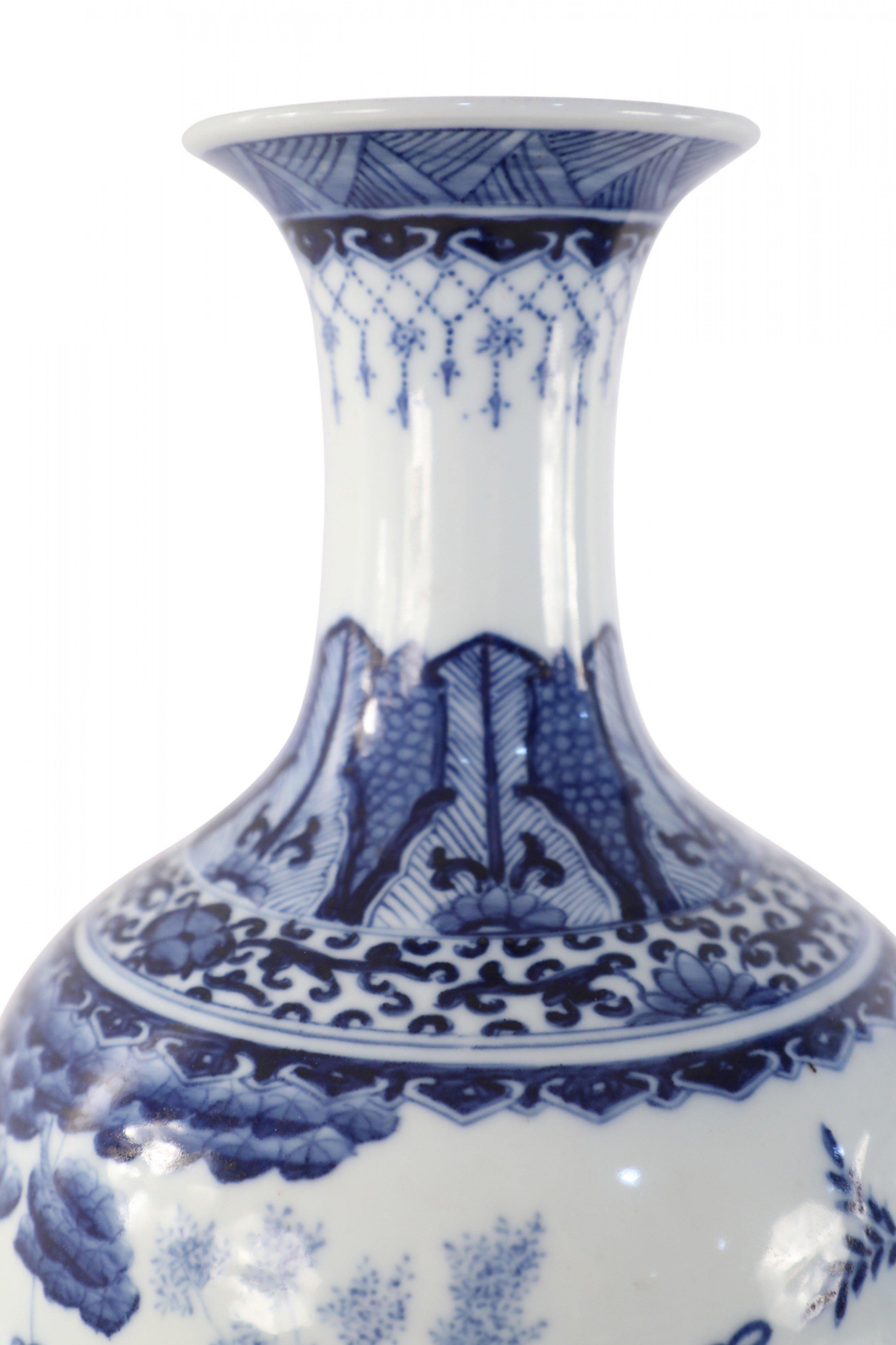 20ième siècle Paire de vases en porcelaine de Chine de style Dynastie Whiting, avec scène figurative en blanc et bleu en vente