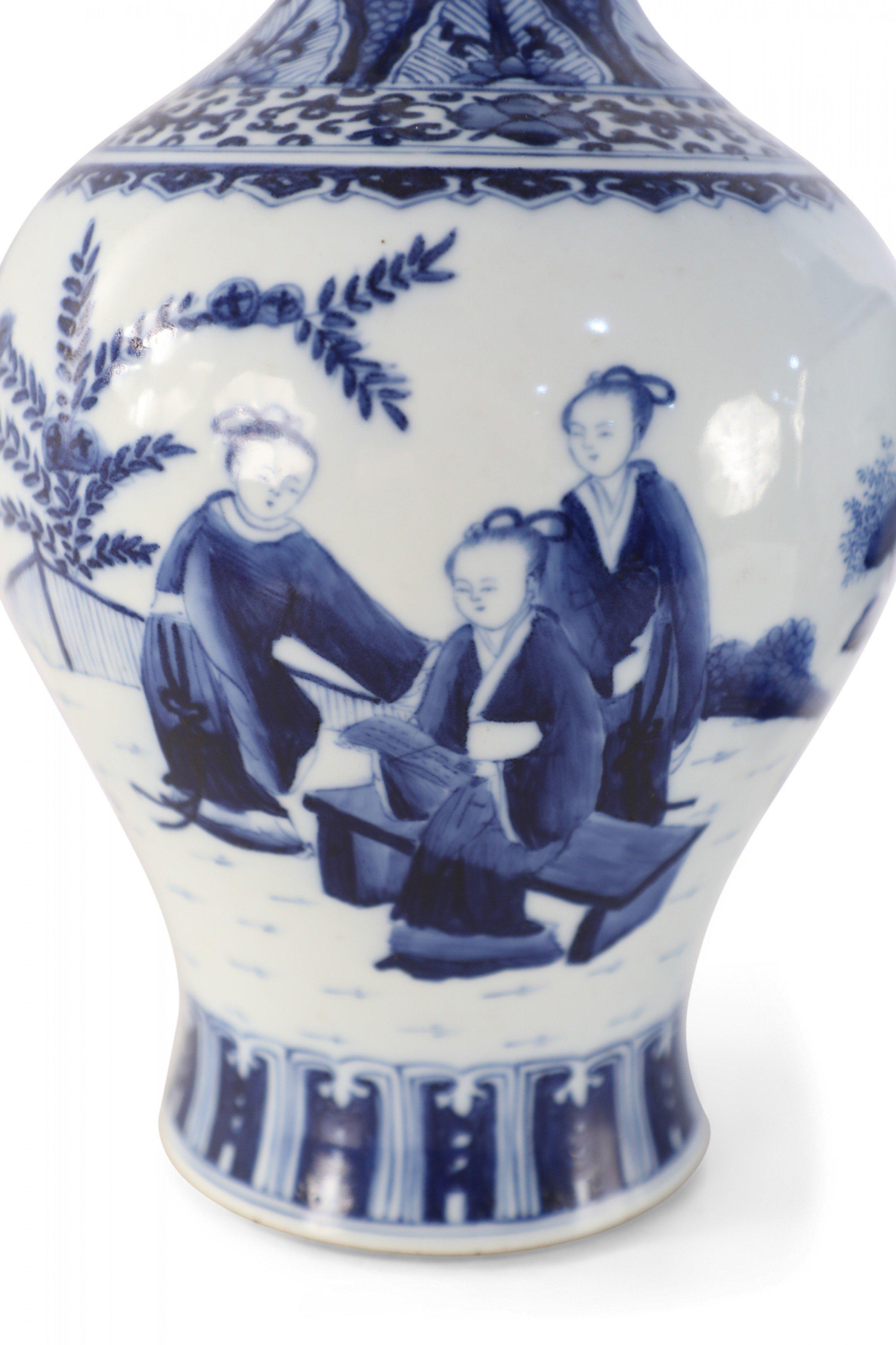 Paire de vases en porcelaine de Chine de style Dynastie Whiting, avec scène figurative en blanc et bleu en vente 1