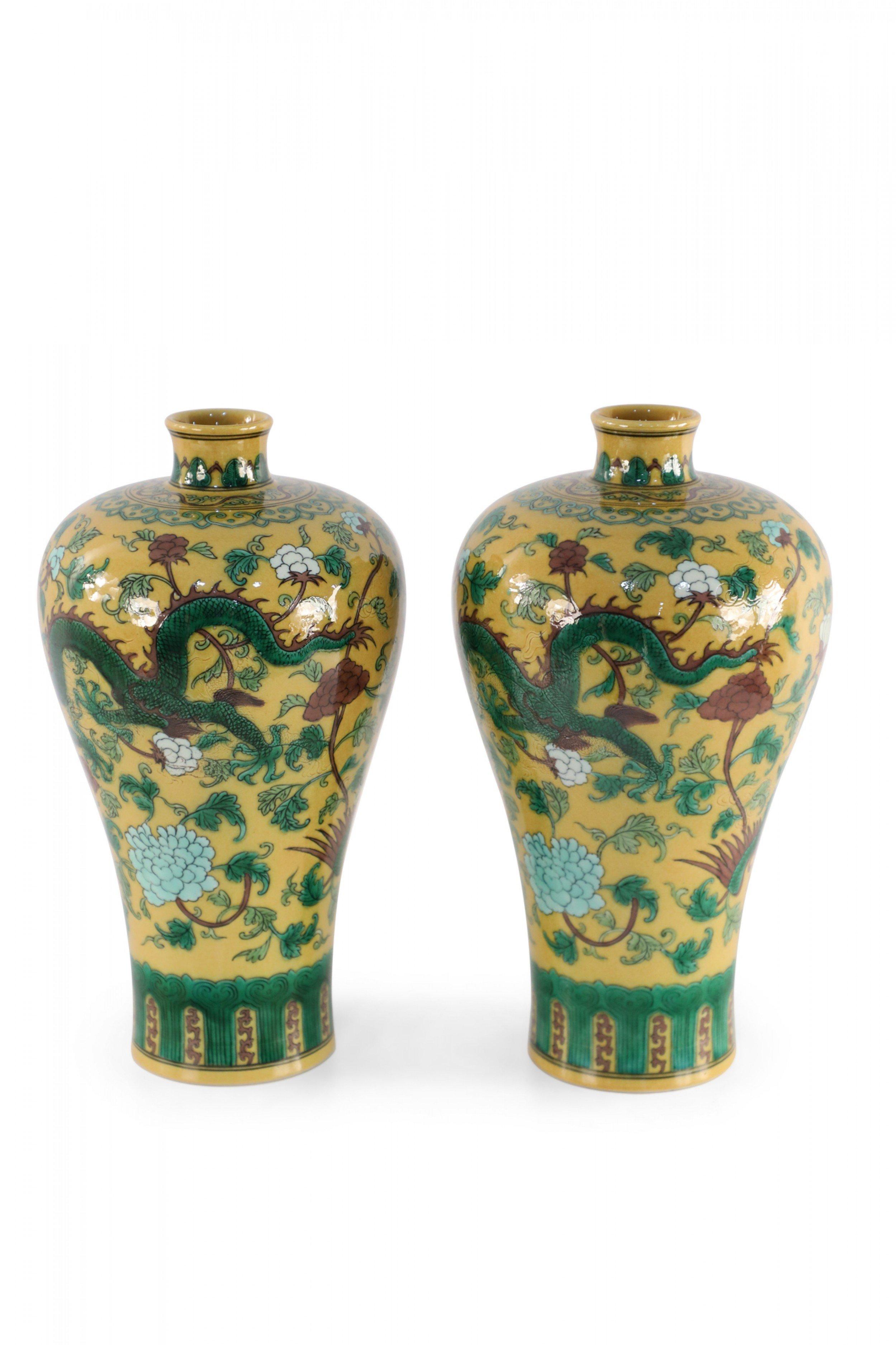 PAIRE de vases en céramique jaune de la dynastie chinoise Qing, style période Kangxi (milieu du 20e siècle), avec des formes Meiping enveloppées de motifs floraux et de dragons verts, et des bandes décoratives menant aux ouvertures et aux bases