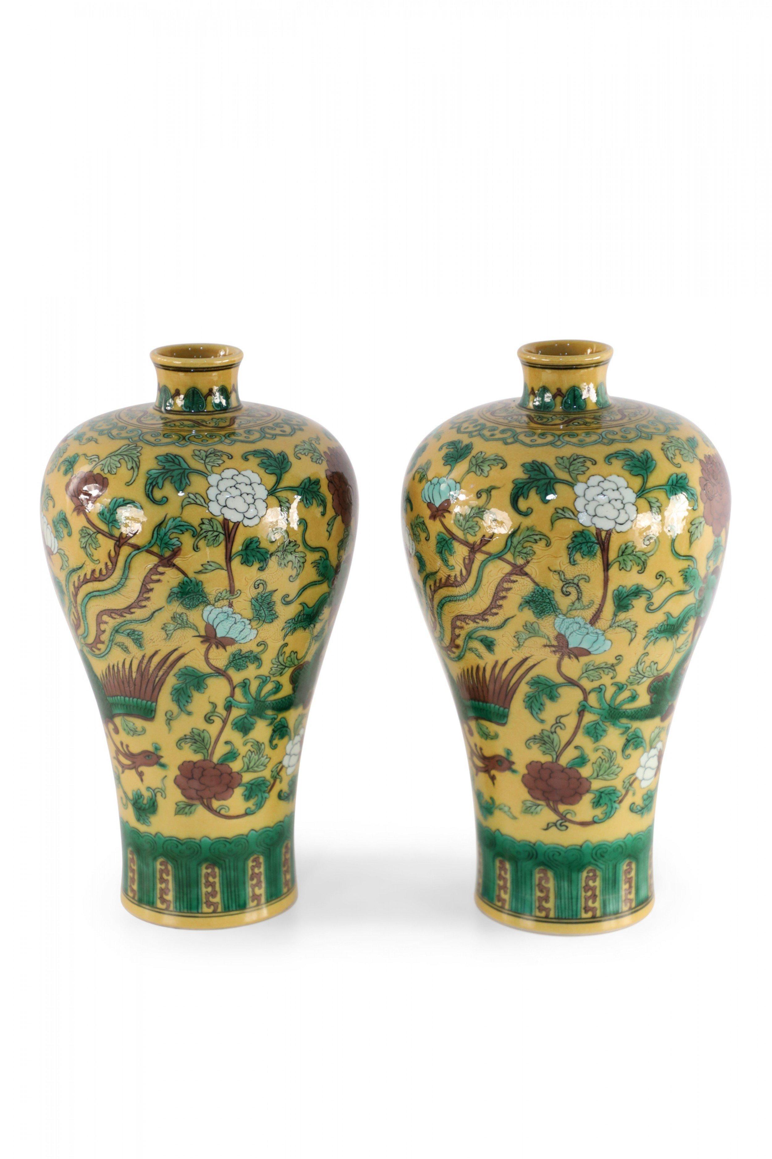 Chinois Paire de vases en porcelaine Meiping à dragon jaune et vert de style dynastie chinoise Qing en vente