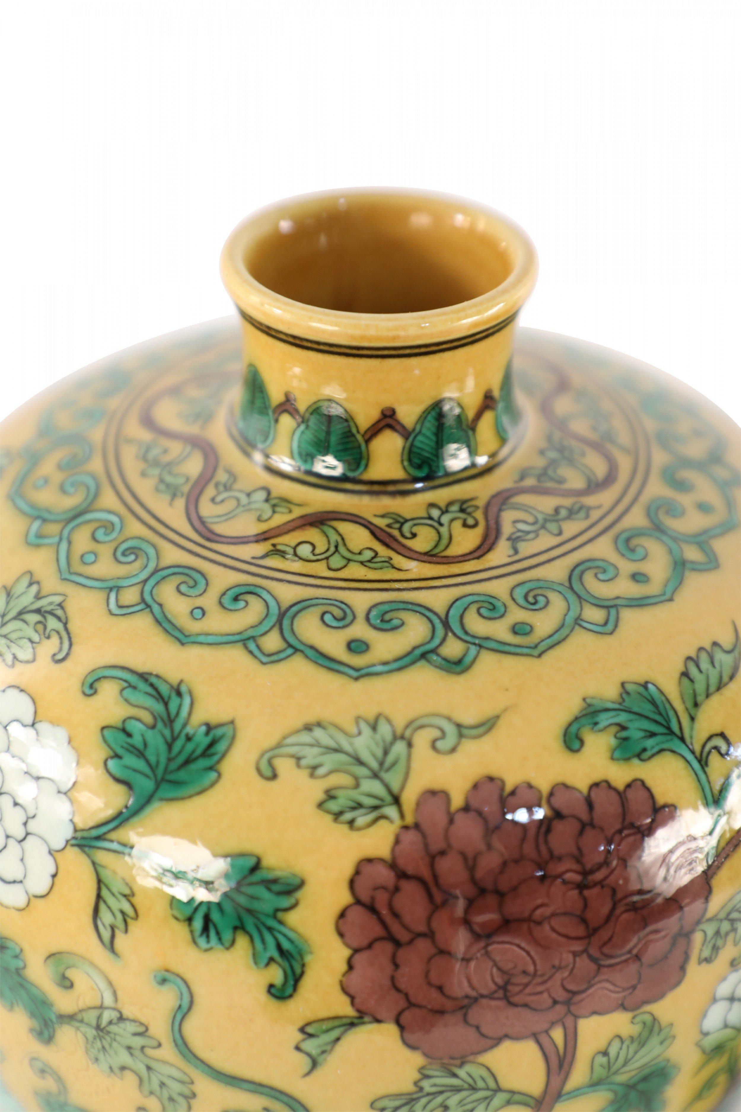 Fait main Paire de vases en porcelaine Meiping à dragon jaune et vert de style dynastie chinoise Qing en vente