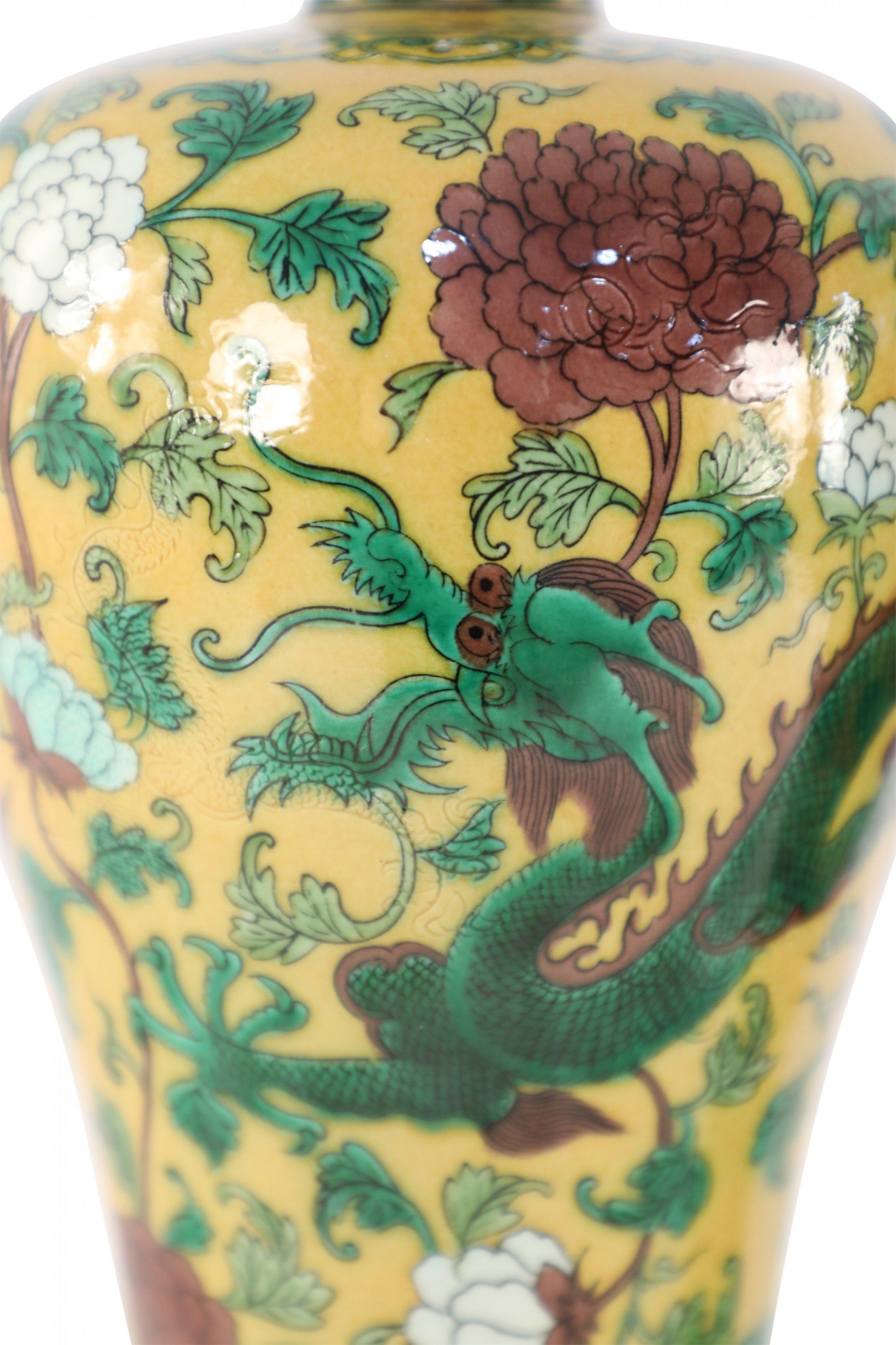 Paire de vases en porcelaine Meiping à dragon jaune et vert de style dynastie chinoise Qing Bon état - En vente à Queens, NY