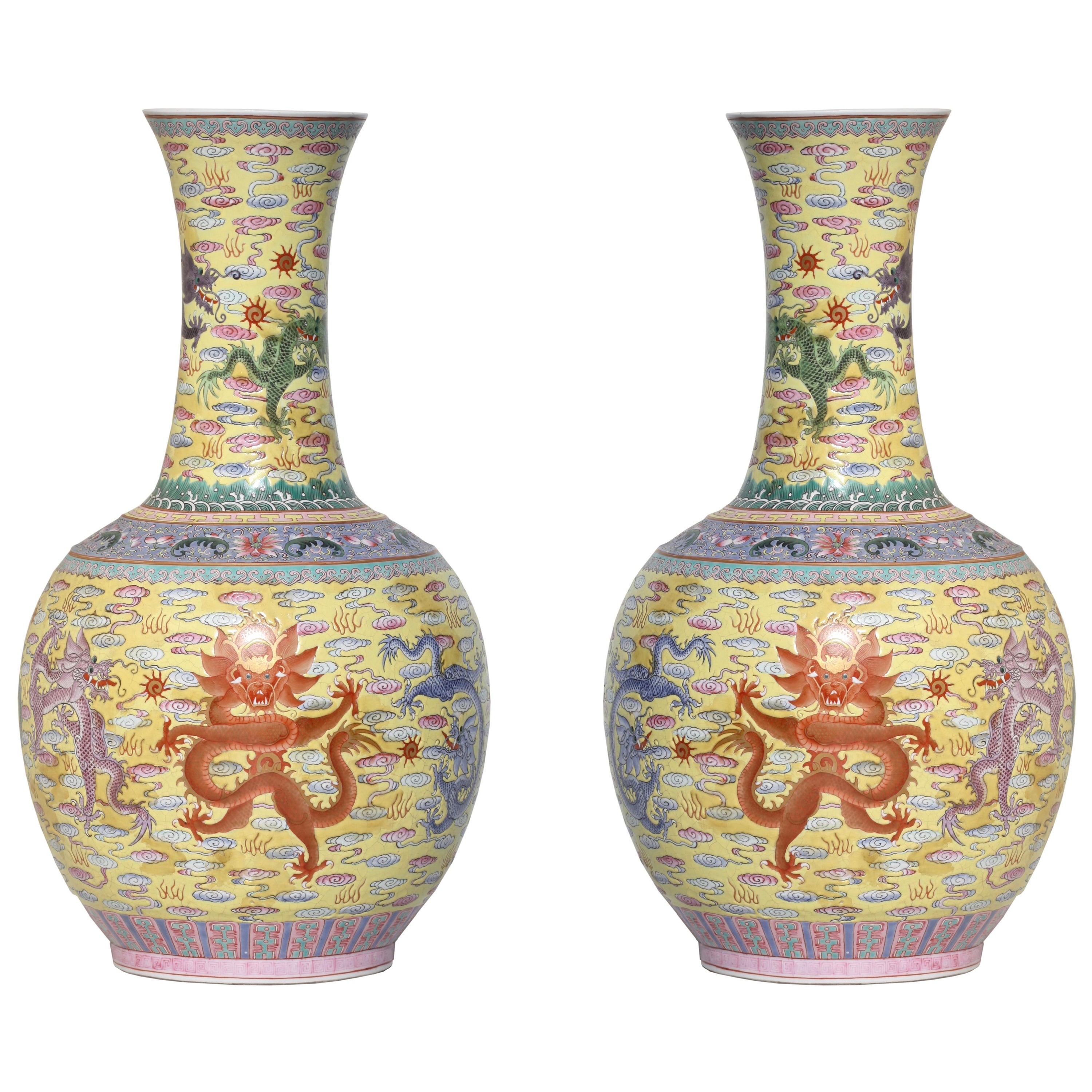 Paire de vases en porcelaine Famille Jaune de style chinois Qing