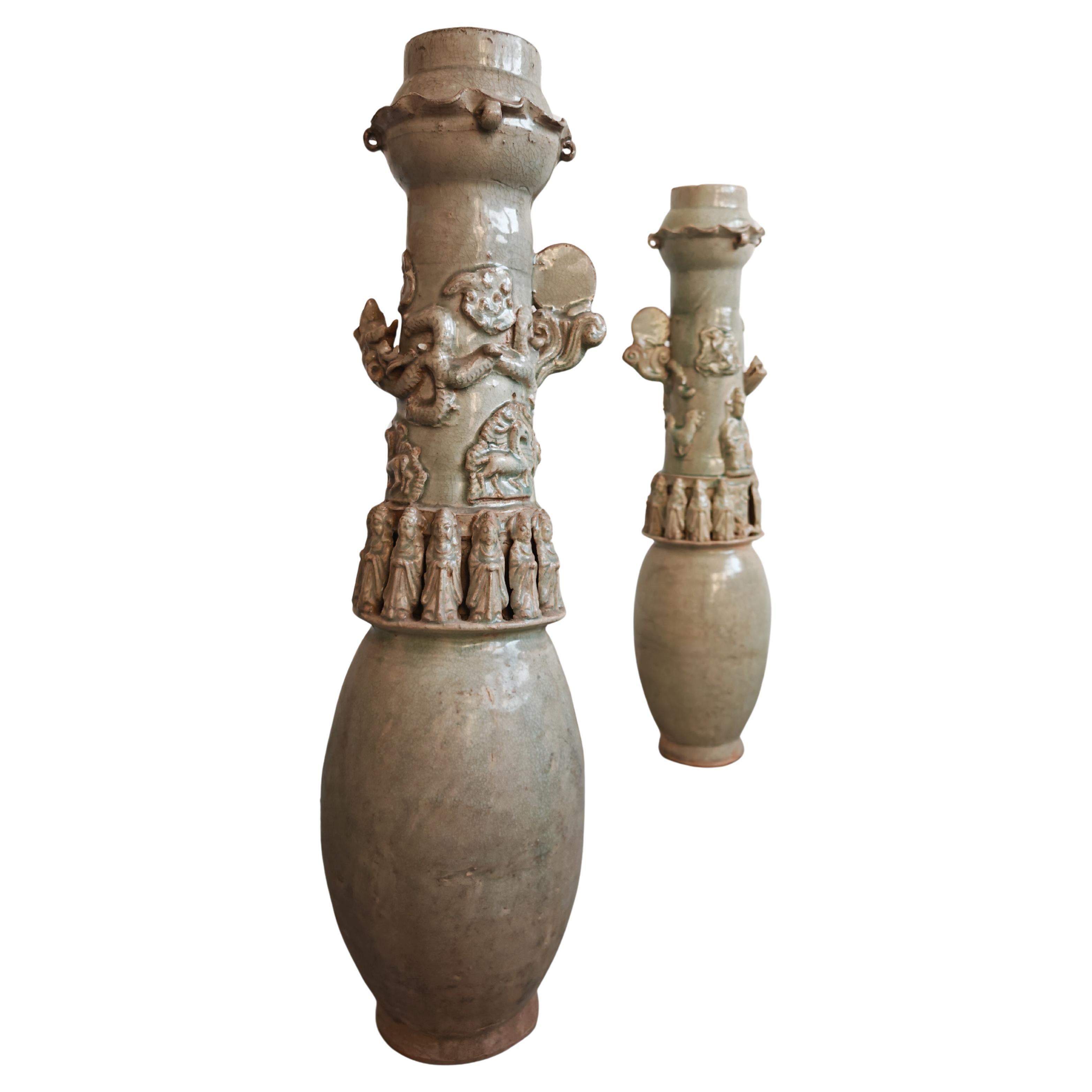 pair of Chinese Qingbai-glazed funerary urns (or vases), glazed ceramics en venta