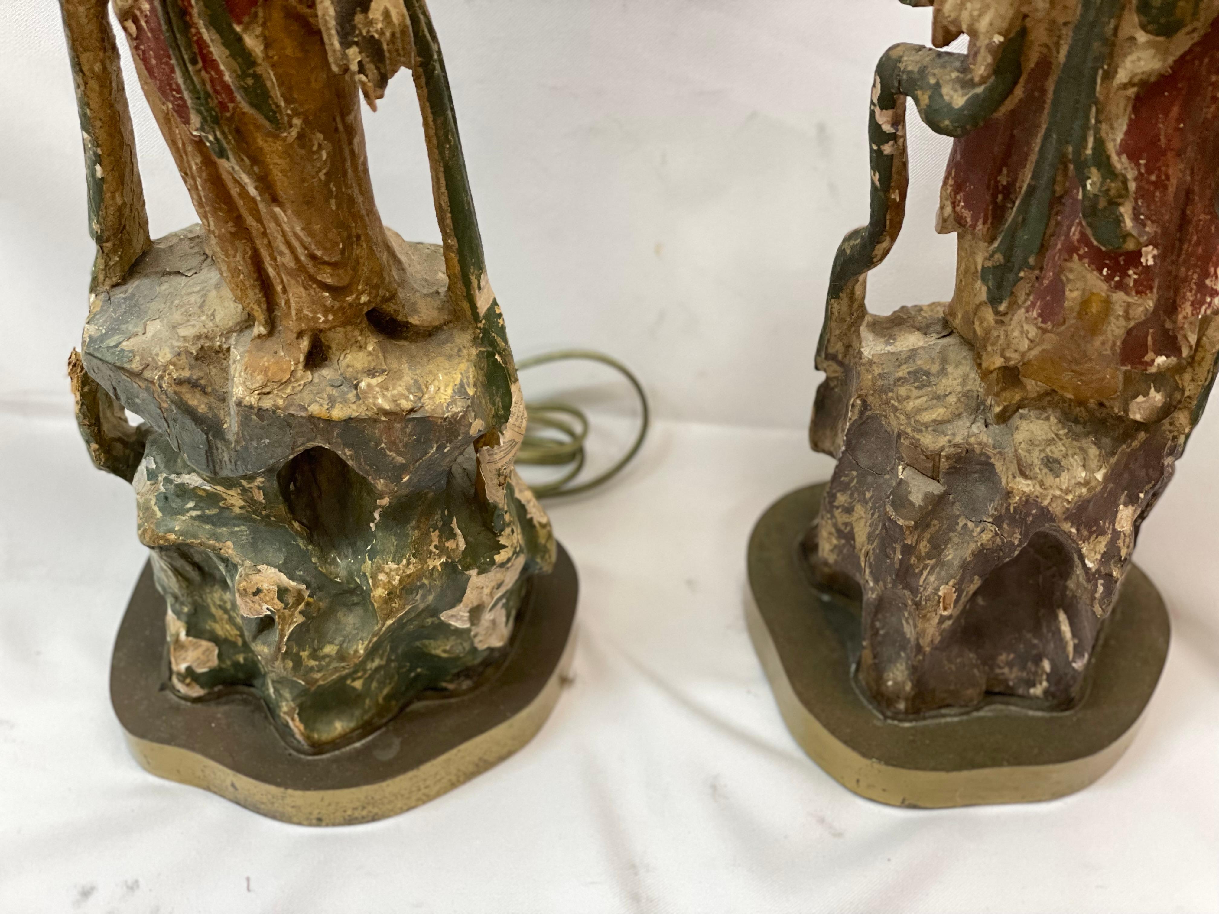 Paire de lampes de table chinoises Quan Yin recouvertes de bois polychromé 19ème siècle   en vente 1