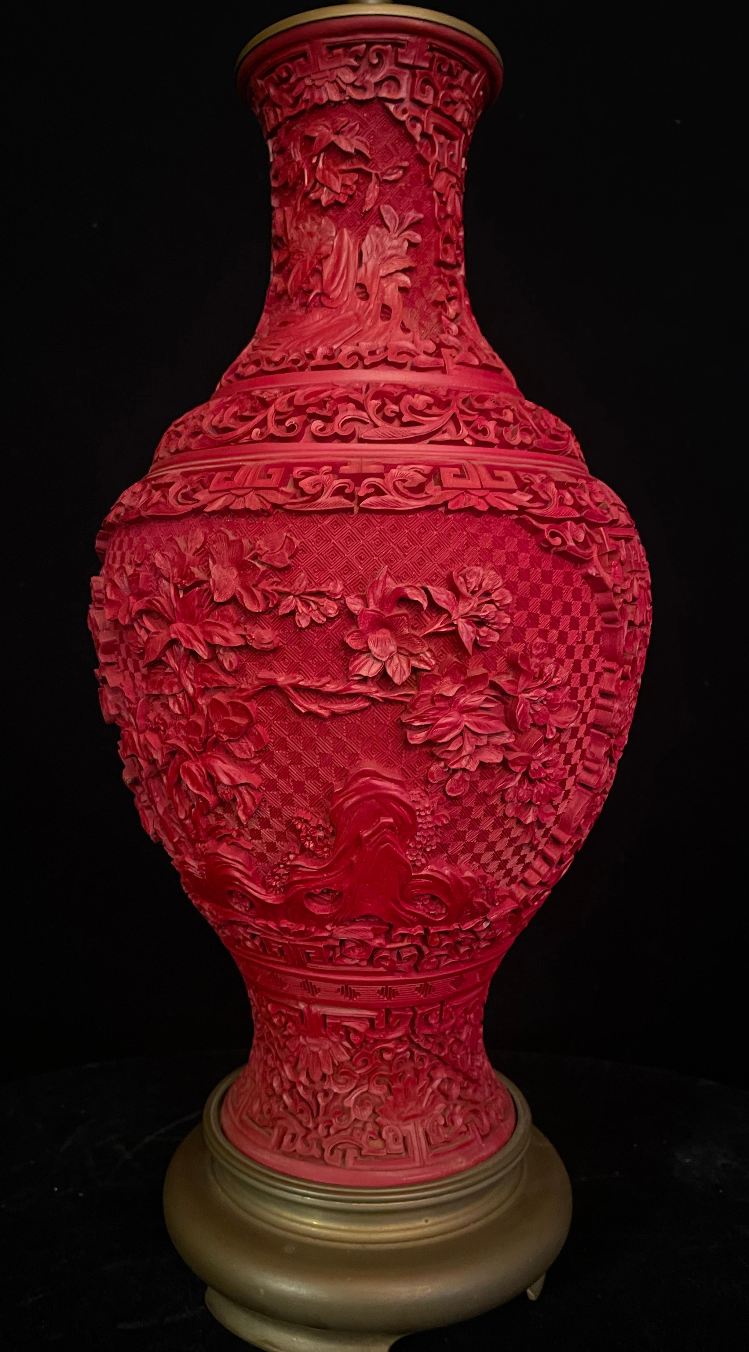 Paar chinesische Lampen mit rotem Zinnoberlack und vergoldeter Bronzehalterung (Chinesisch) im Angebot