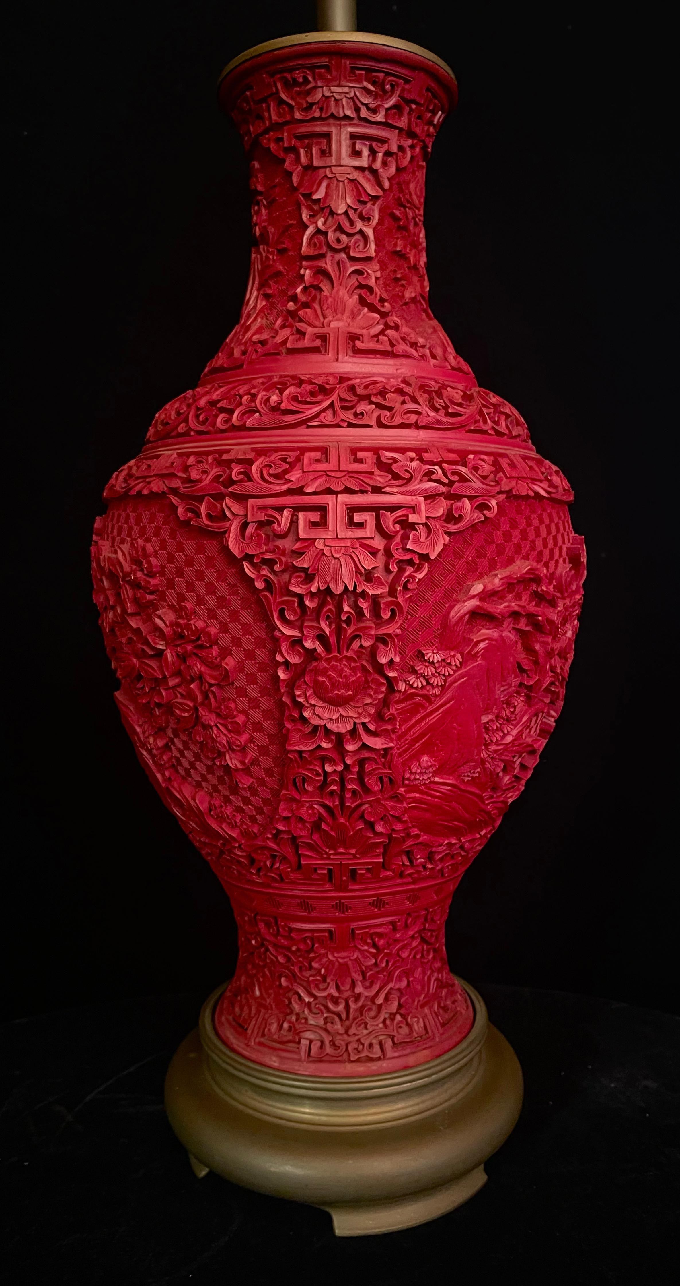 Paar chinesische Lampen mit rotem Zinnoberlack und vergoldeter Bronzehalterung (Vergoldet) im Angebot