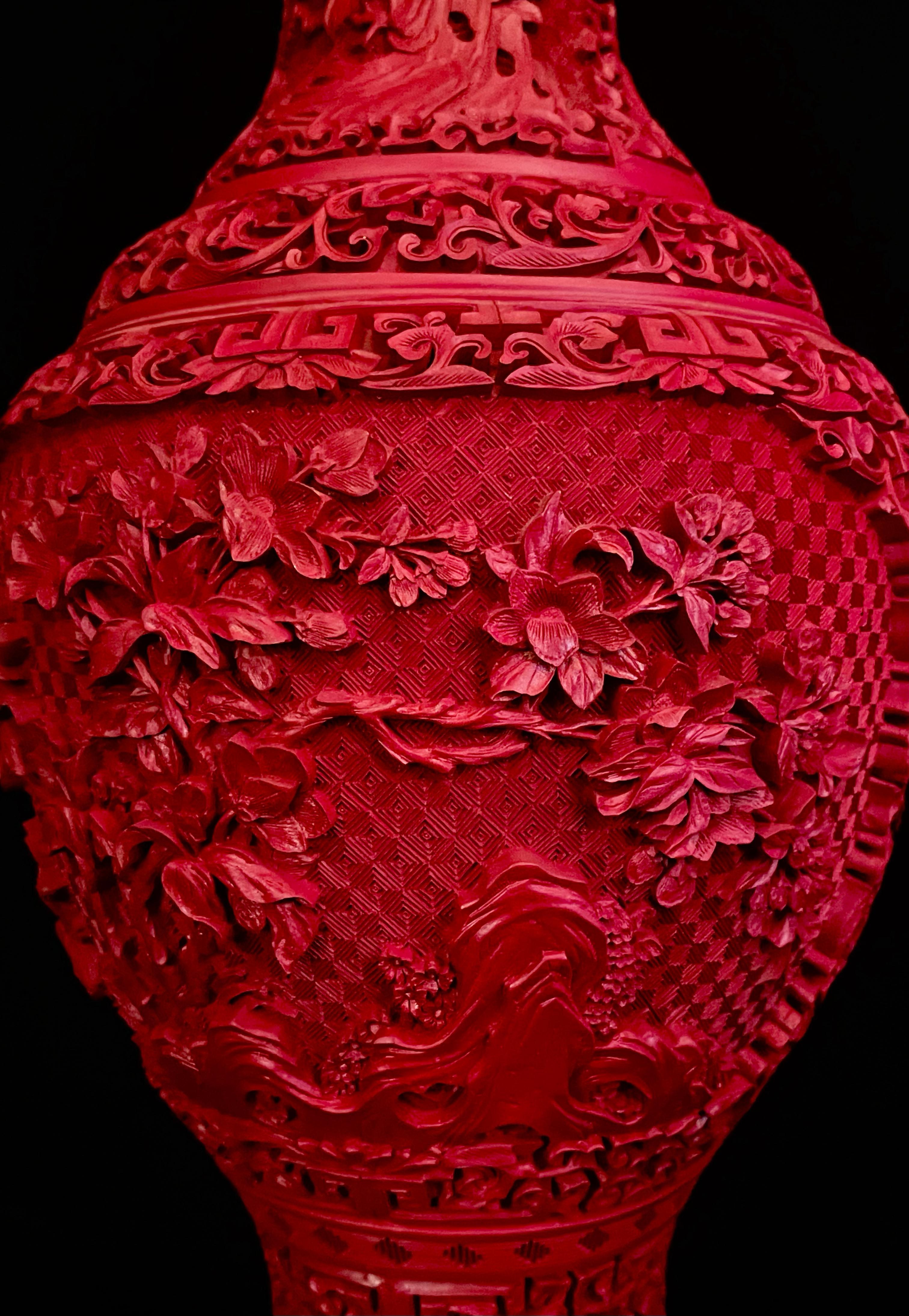 Paar chinesische Lampen mit rotem Zinnoberlack und vergoldeter Bronzehalterung (20. Jahrhundert) im Angebot