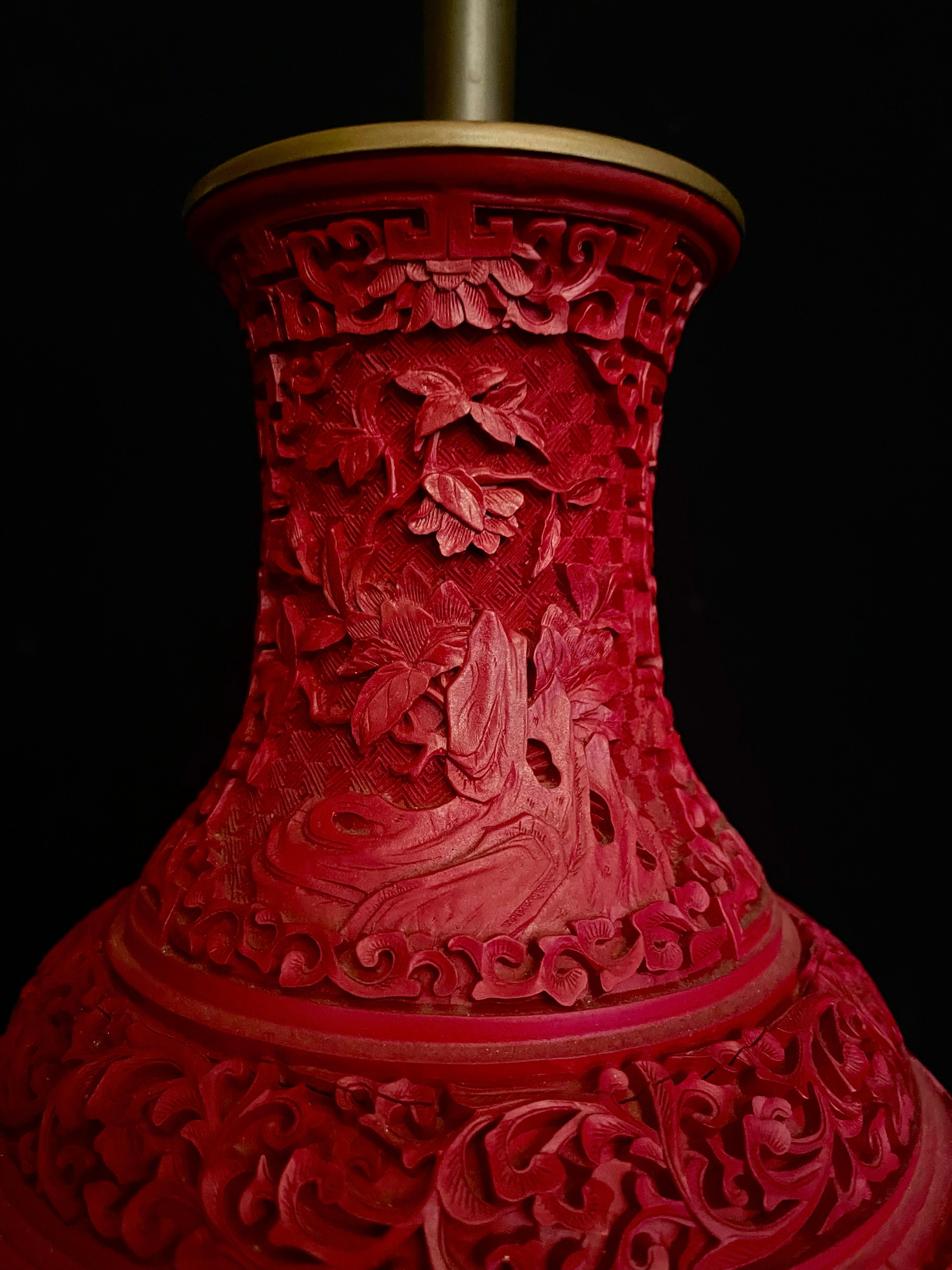 Paar chinesische Lampen mit rotem Zinnoberlack und vergoldeter Bronzehalterung im Angebot 1