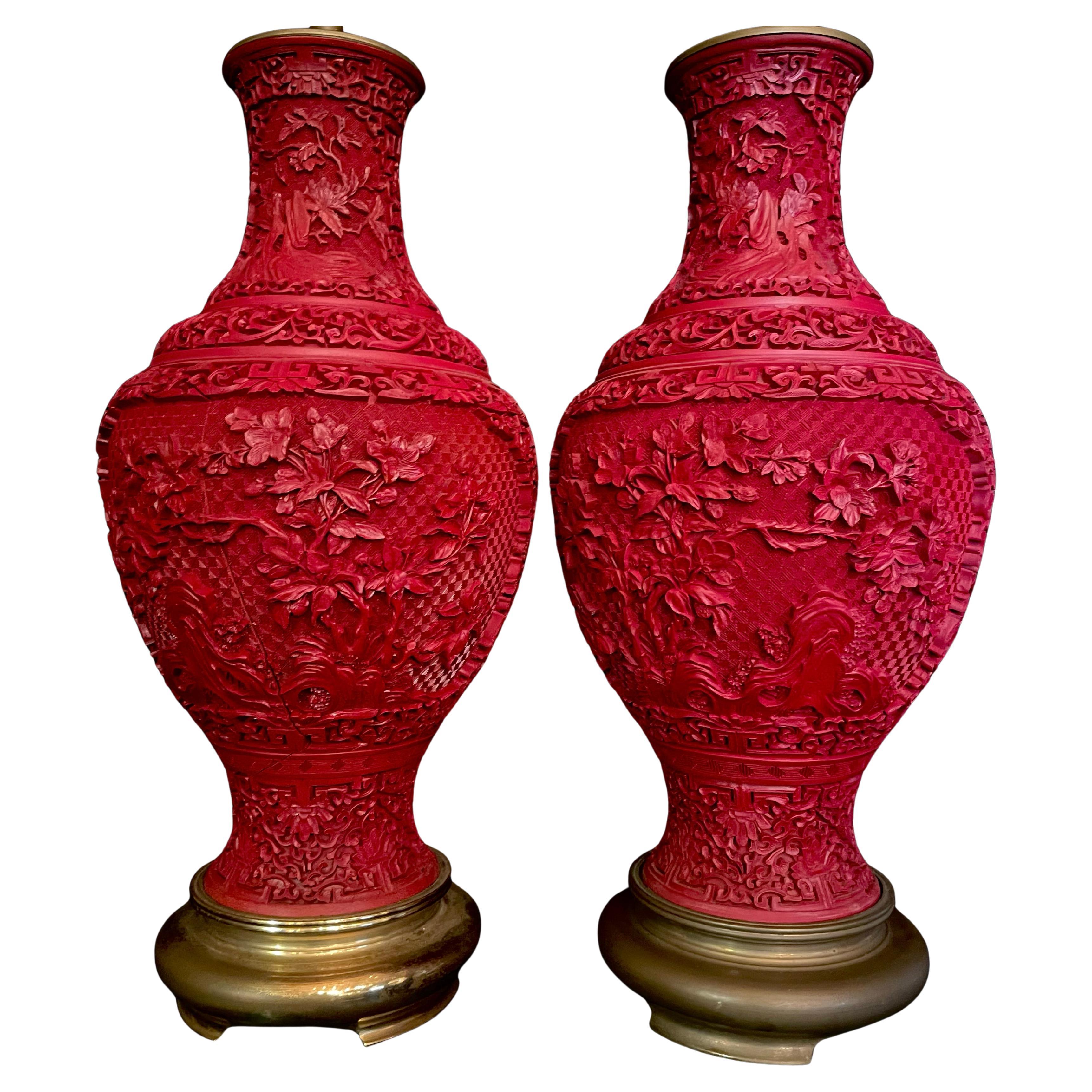 Paar chinesische Lampen mit rotem Zinnoberlack und vergoldeter Bronzehalterung im Angebot