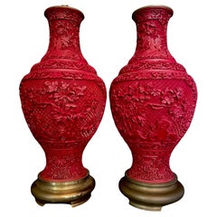 Paar chinesische Lampen mit rotem Zinnoberlack und vergoldeter Bronzehalterung
