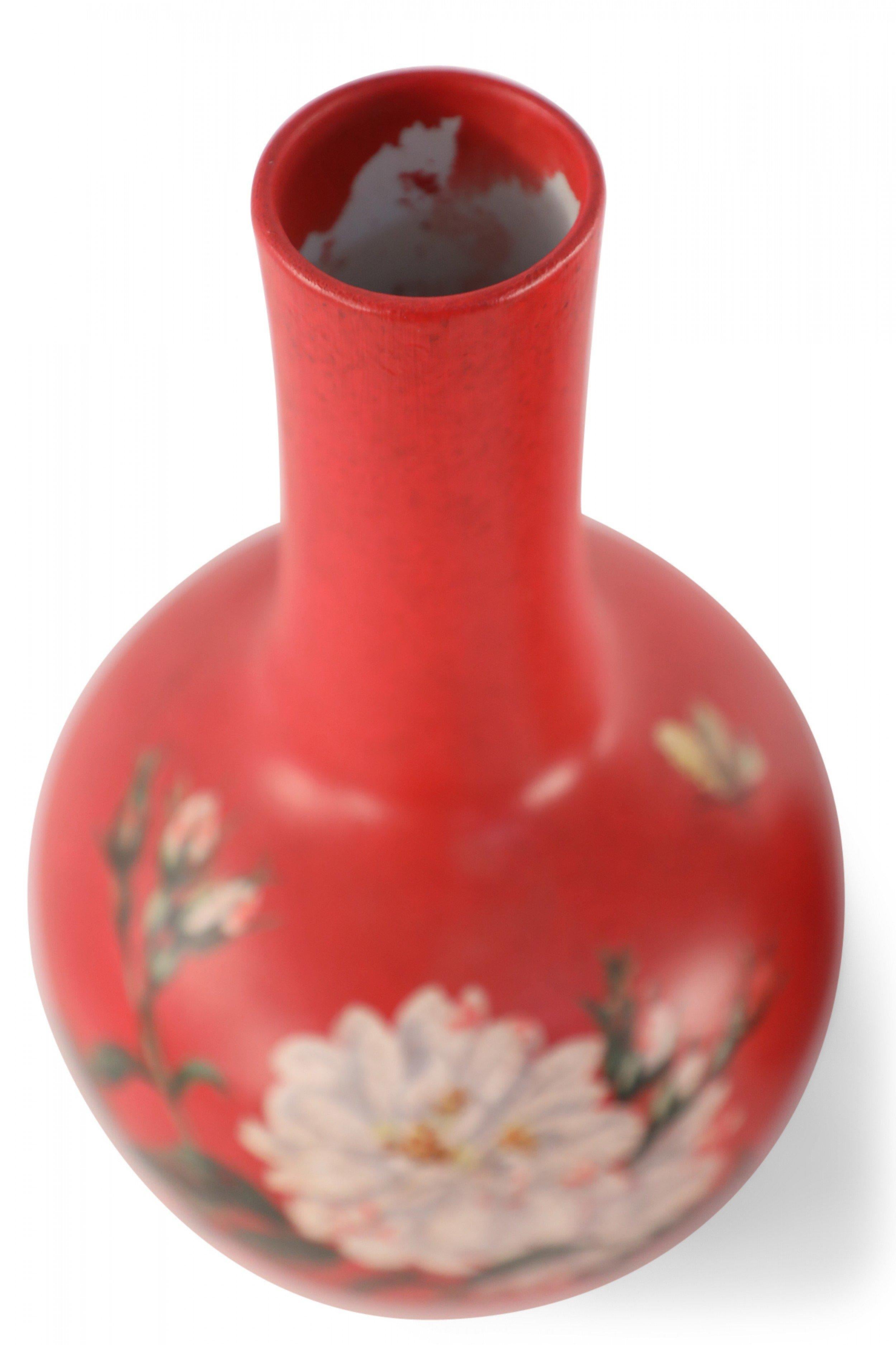 Paar rote, kugelförmige Porzellanvasen aus China, handbemalt mit Schmetterlingen über blühenden weißen, rosa gesprenkelten Blumen. (Preis als Paar).
      