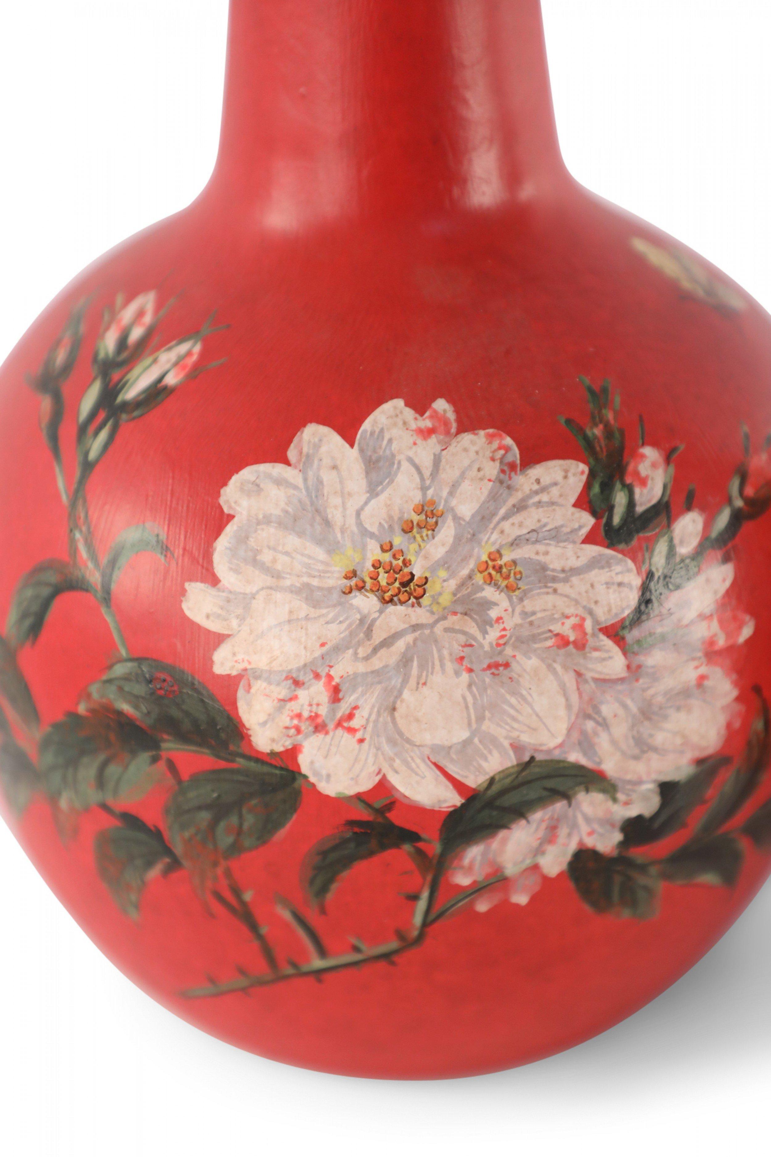 Paar chinesische Vasen im roten Blumendesign aus handbemaltem Porzellan (Chinesischer Export) im Angebot