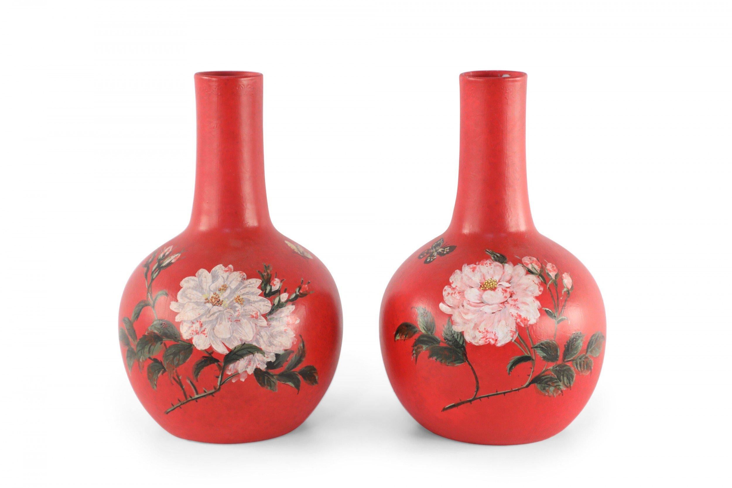 Paar chinesische Vasen im roten Blumendesign aus handbemaltem Porzellan (Chinesisch) im Angebot