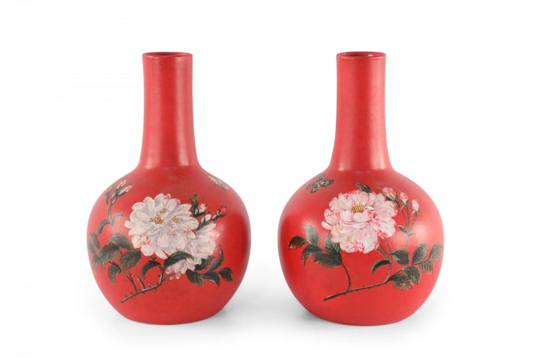 Pair of Chinese Red Flower Design Hand-Painted Porcelain Vases In Good Condition For Sale In New York, NY