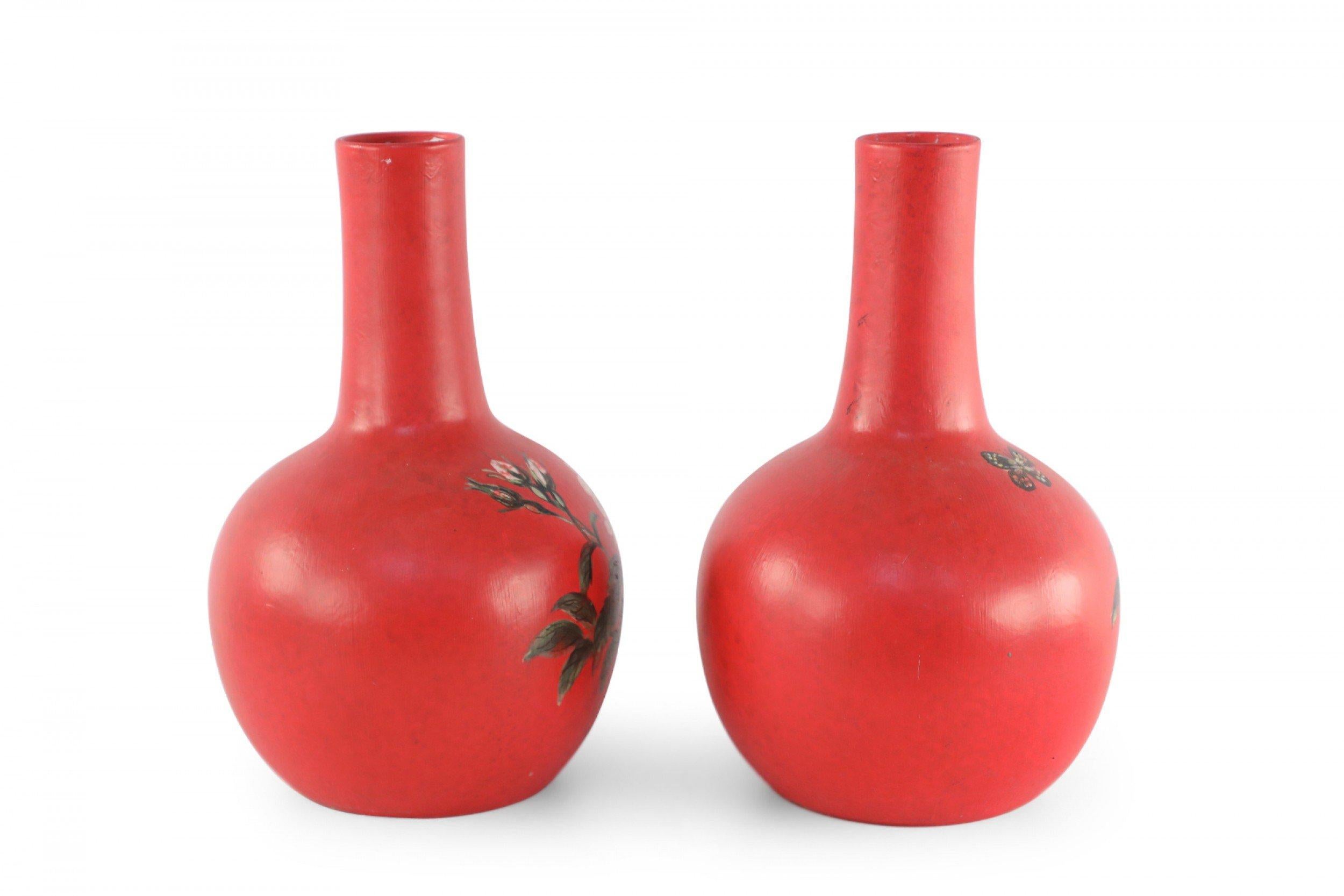 Pair of Chinese Red Flower Design Hand-Painted Porcelain Vases In Good Condition For Sale In New York, NY