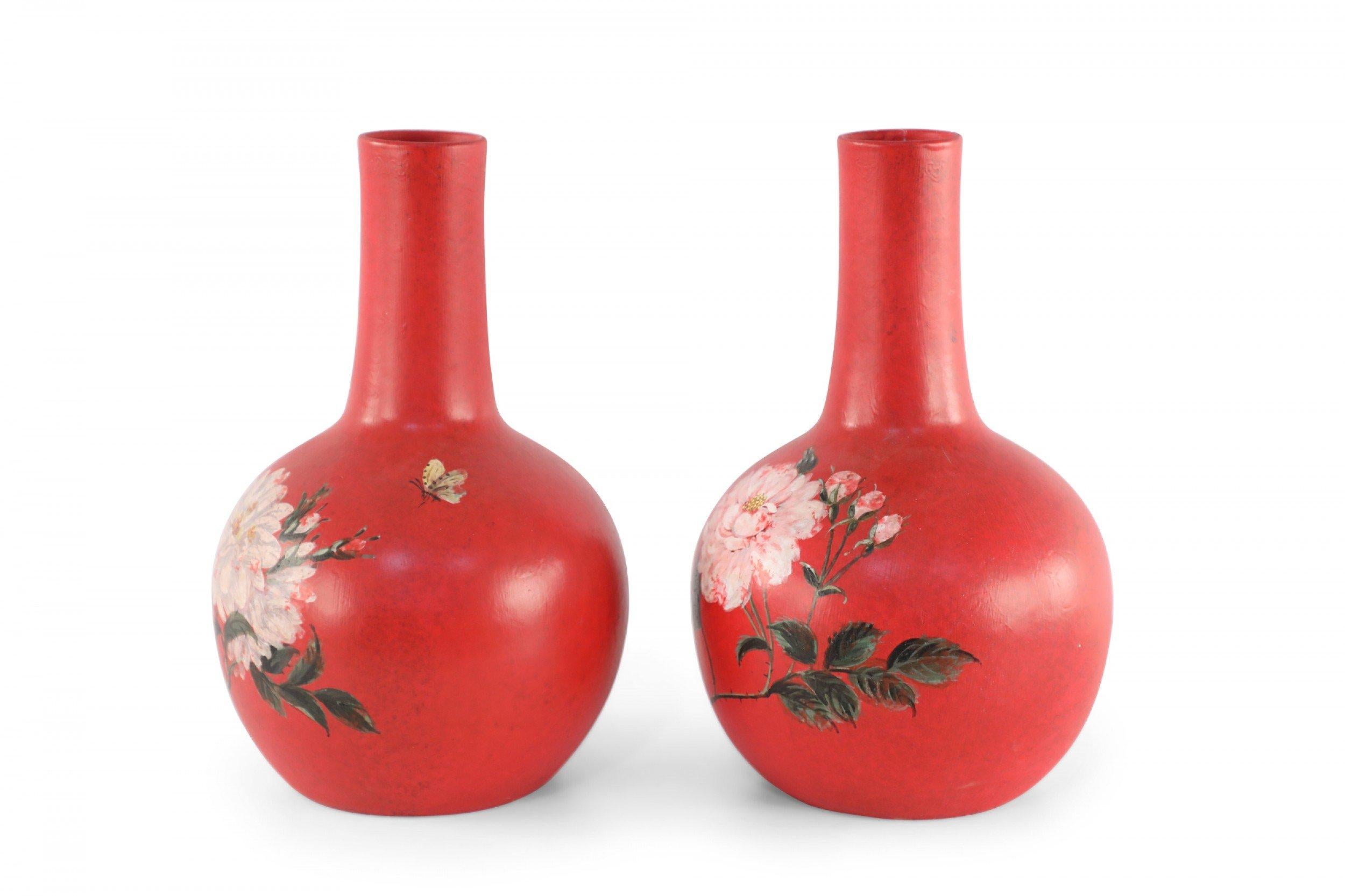 Paar chinesische Vasen im roten Blumendesign aus handbemaltem Porzellan (20. Jahrhundert) im Angebot