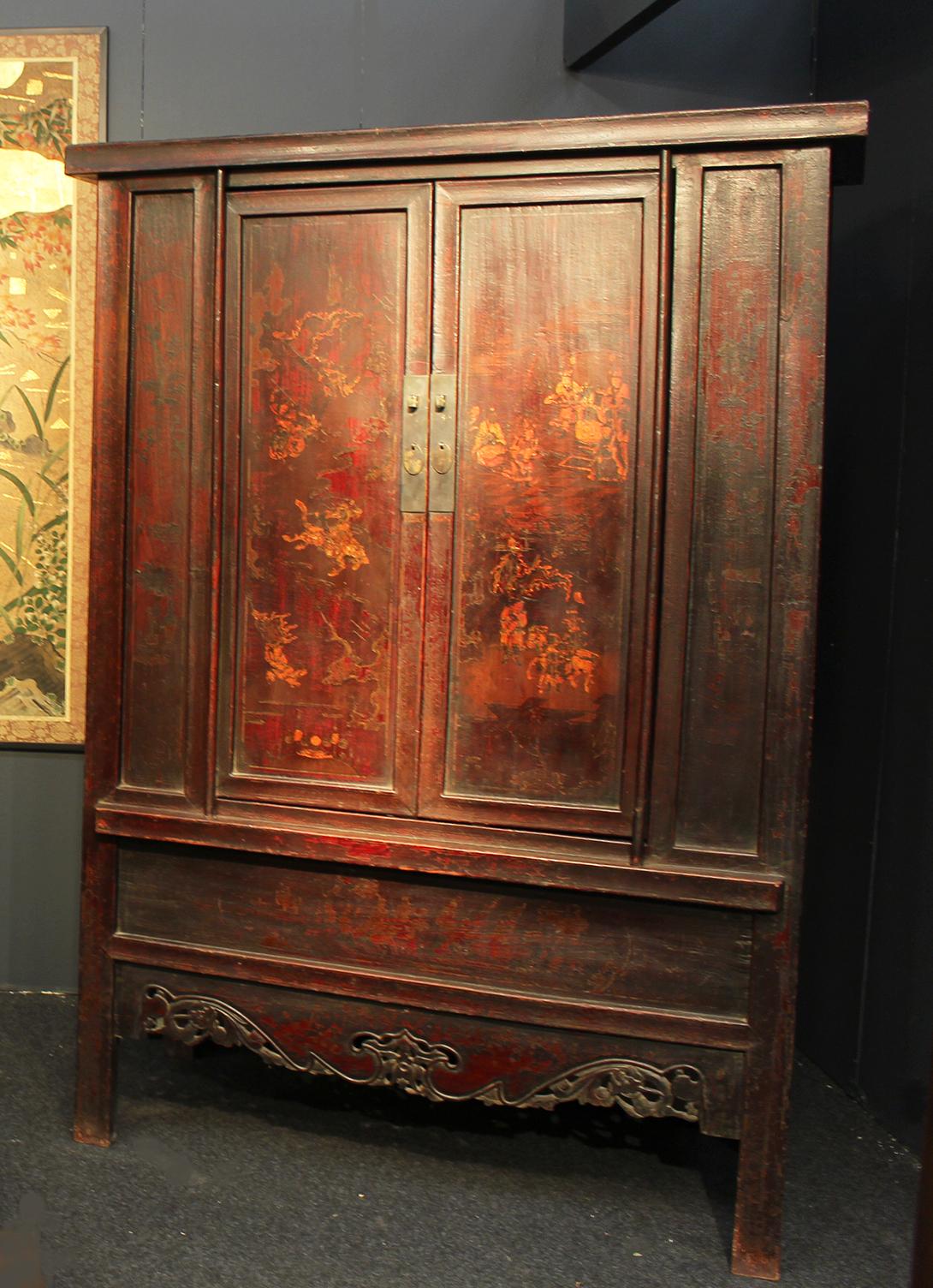A beautiful and rare pair of 18th century Qing Dynasty bookcase furniture, in fine Chinese elm wood.
Each sturdy piece of furniture has an original thick lacquer and a slightly trapezoidal shape.
The silhouette shows a beautiful dark red lacquer